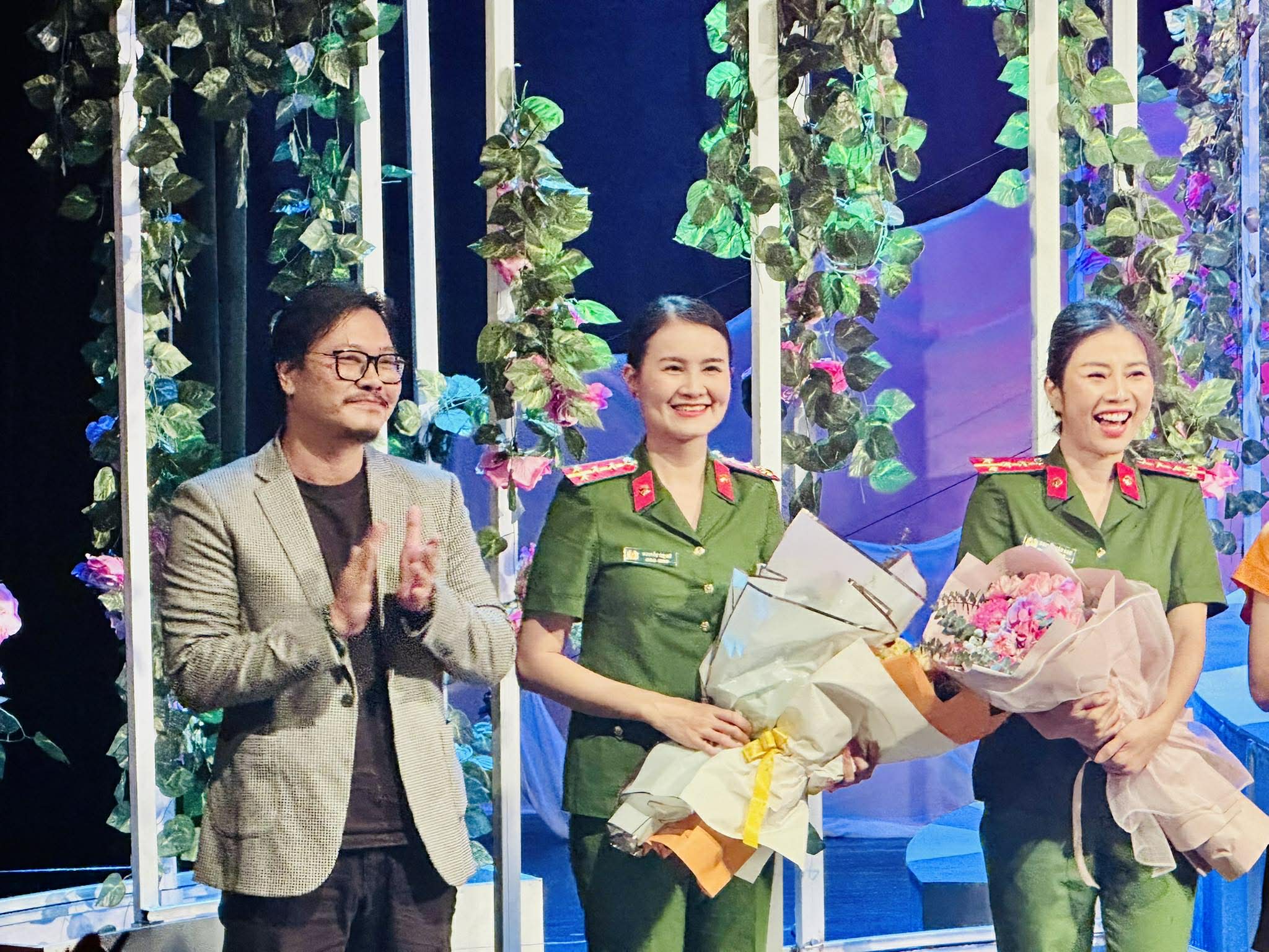 Nhà hát Kịch Công an nhân dân tạo ấn tượng mạnh với tác phẩm "Nơi bình minh trở lại" - Ảnh 2.