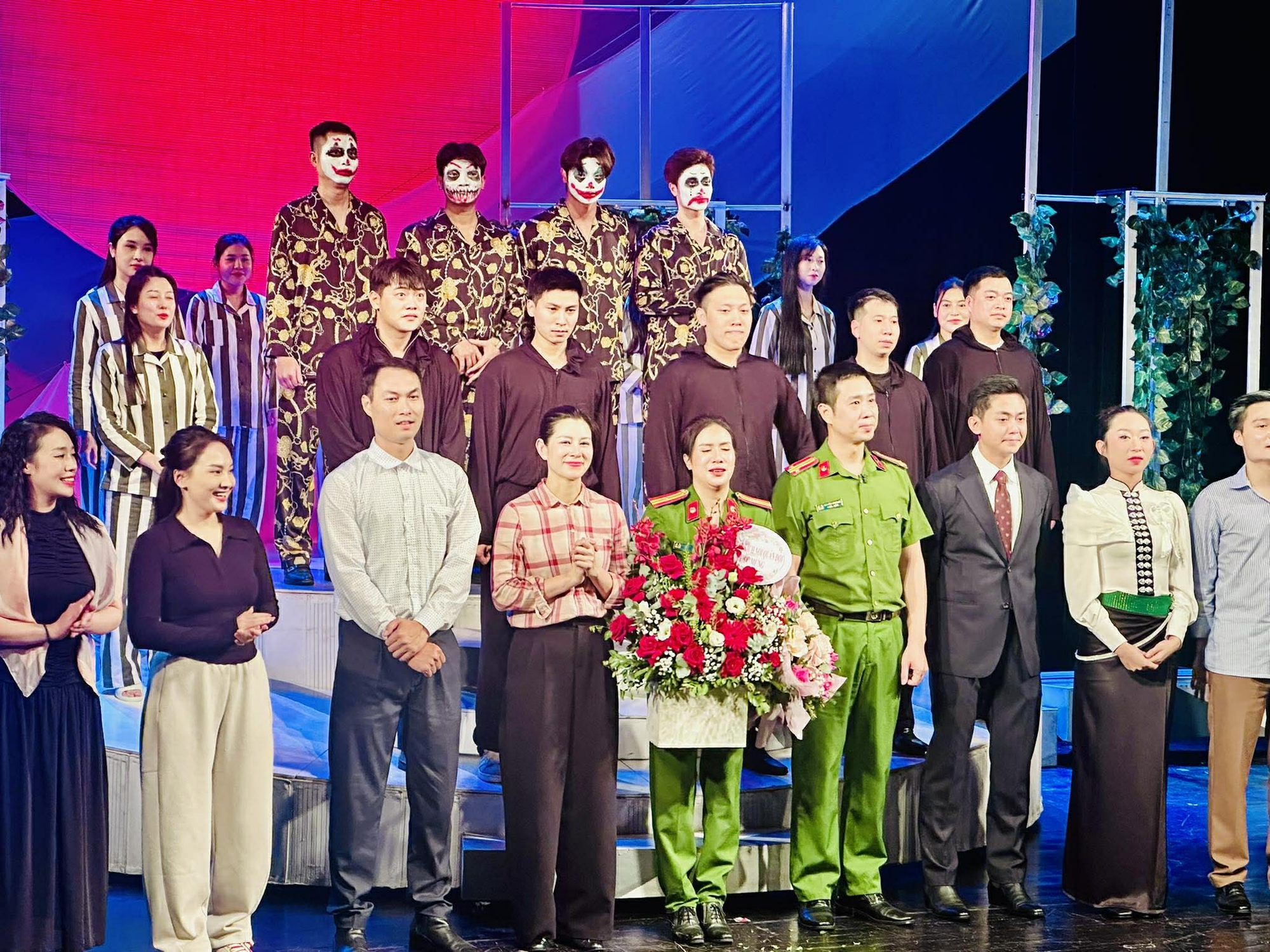 Nhà hát Kịch Công an nhân dân tạo ấn tượng mạnh với tác phẩm "Nơi bình minh trở lại" - Ảnh 1.