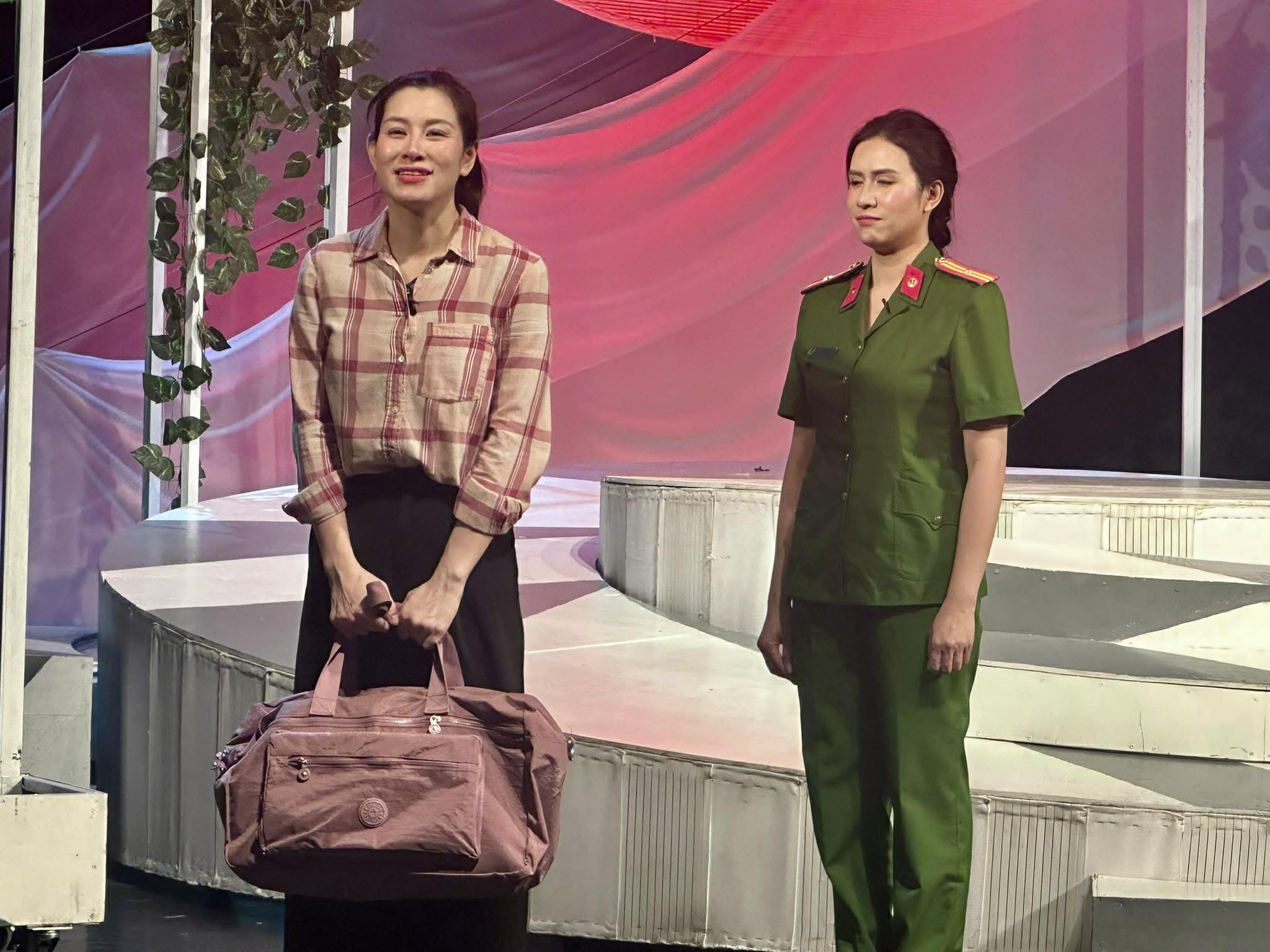 Nhà hát Kịch Công an nhân dân tạo ấn tượng mạnh với tác phẩm "Nơi bình minh trở lại" - Ảnh 4.