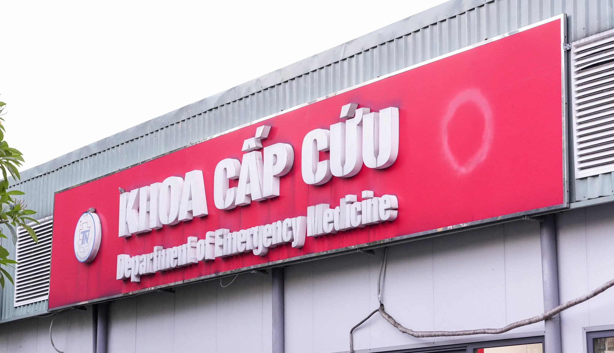 Sự cố kinh hoàng bồn cầu vỡ khiến bé 8 tuổi chấn thương - Ảnh 1.