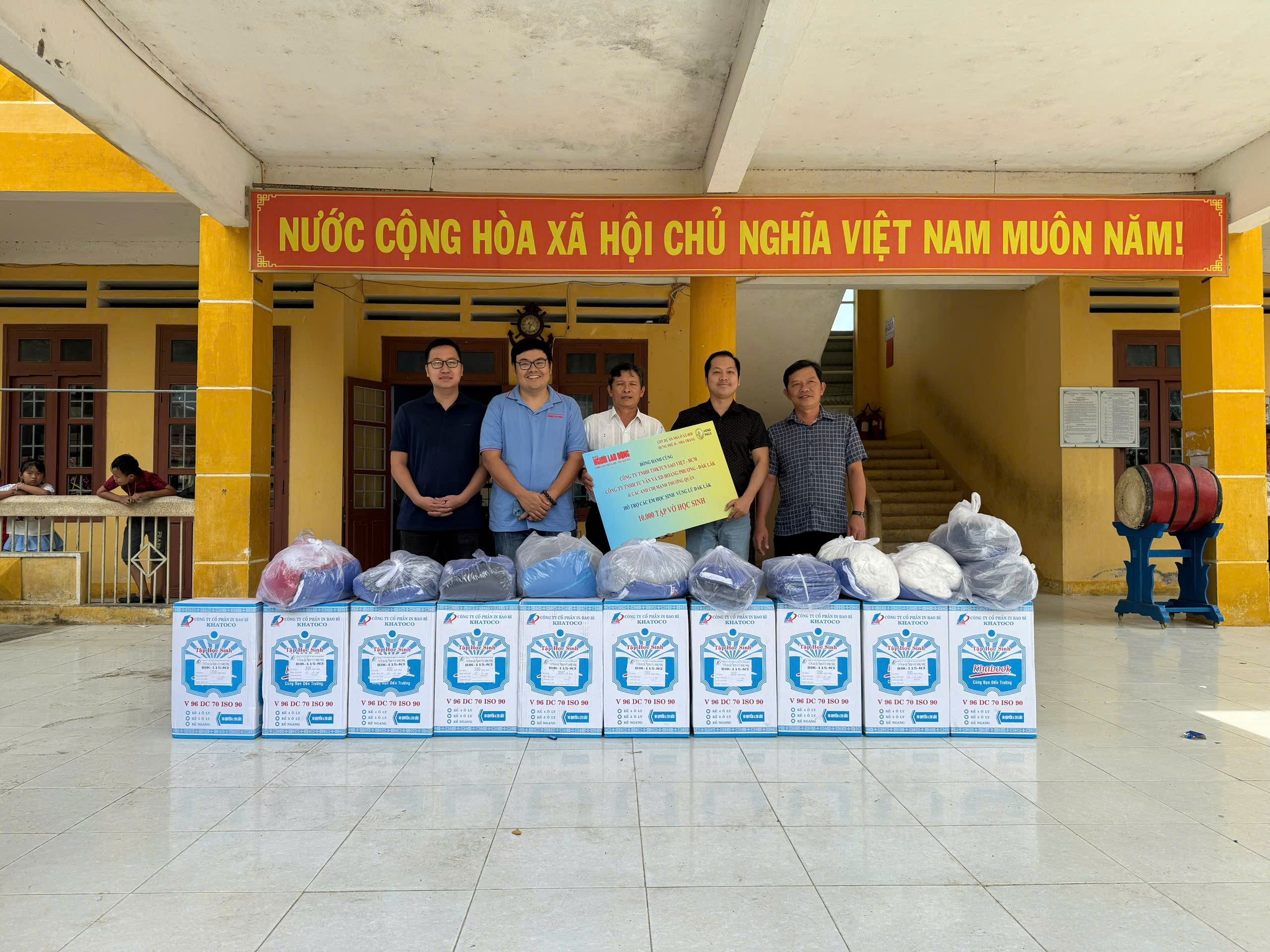 Đem yêu thương đến với vùng lũ Phú Yên - Ảnh 1.