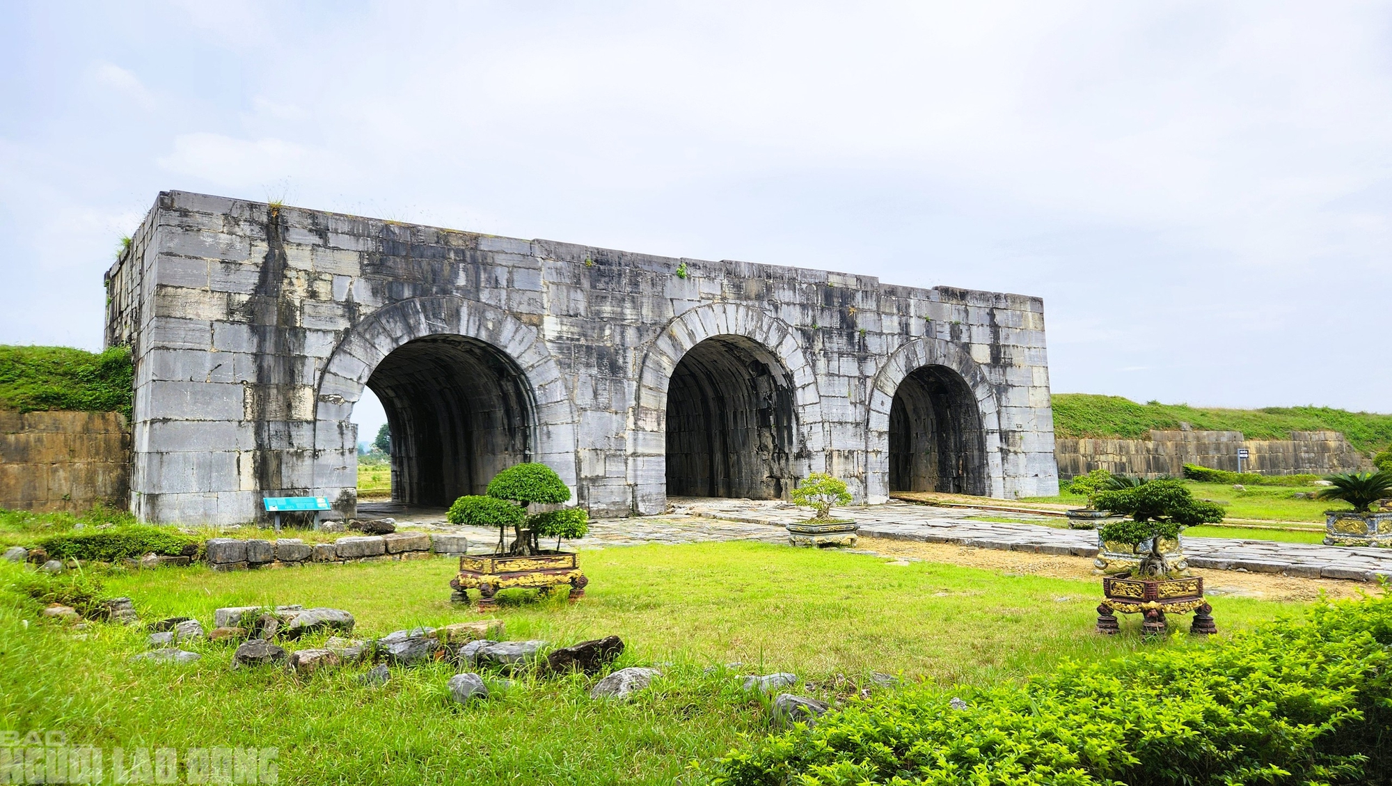 Dựng khung sắt chống sạt lở tường thành đá 600 năm tuổi ở Thanh Hóa - Ảnh 1.