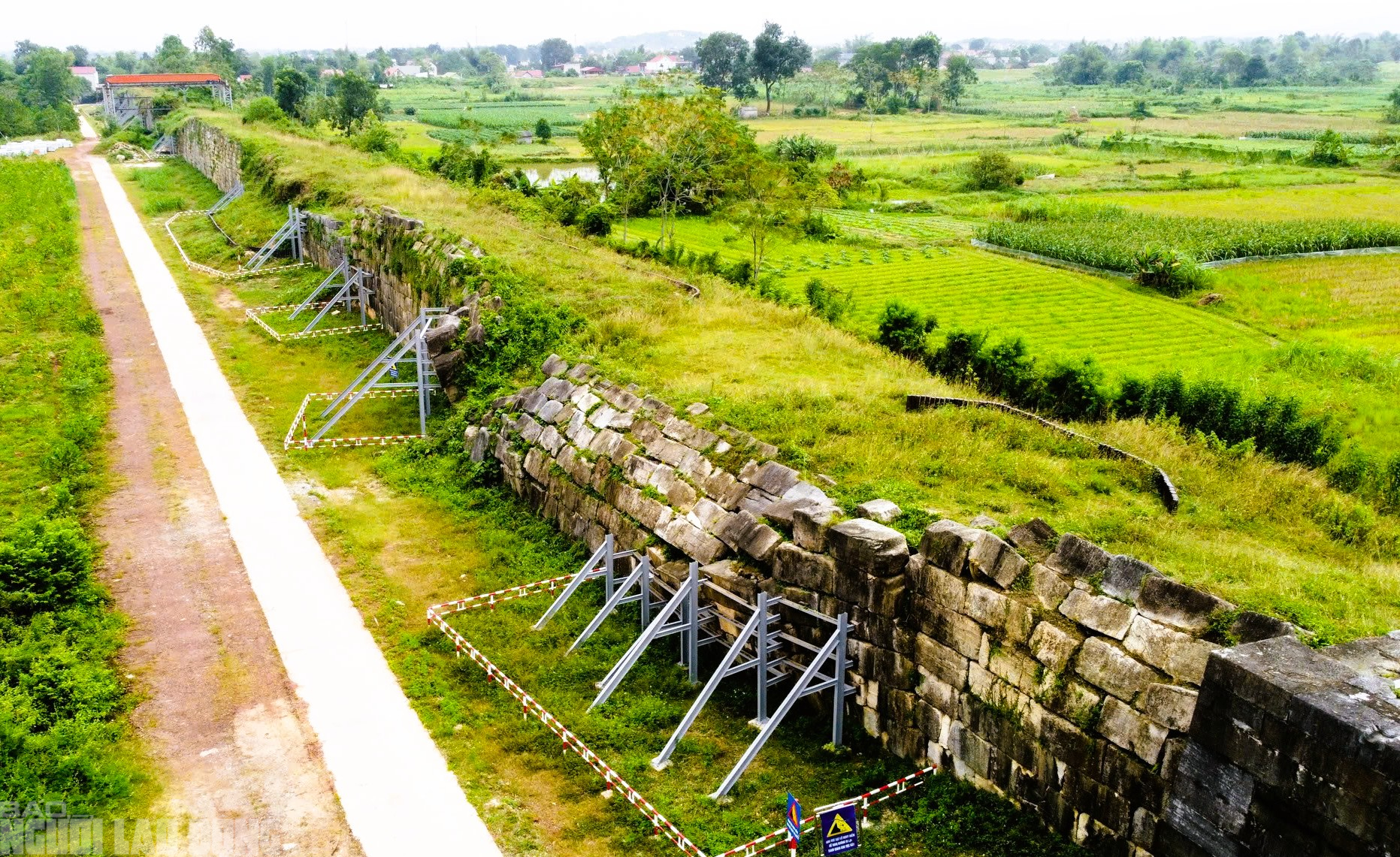 Dựng khung sắt chống sạt lở tường thành đá 600 năm tuổi ở Thanh Hóa - Ảnh 2.