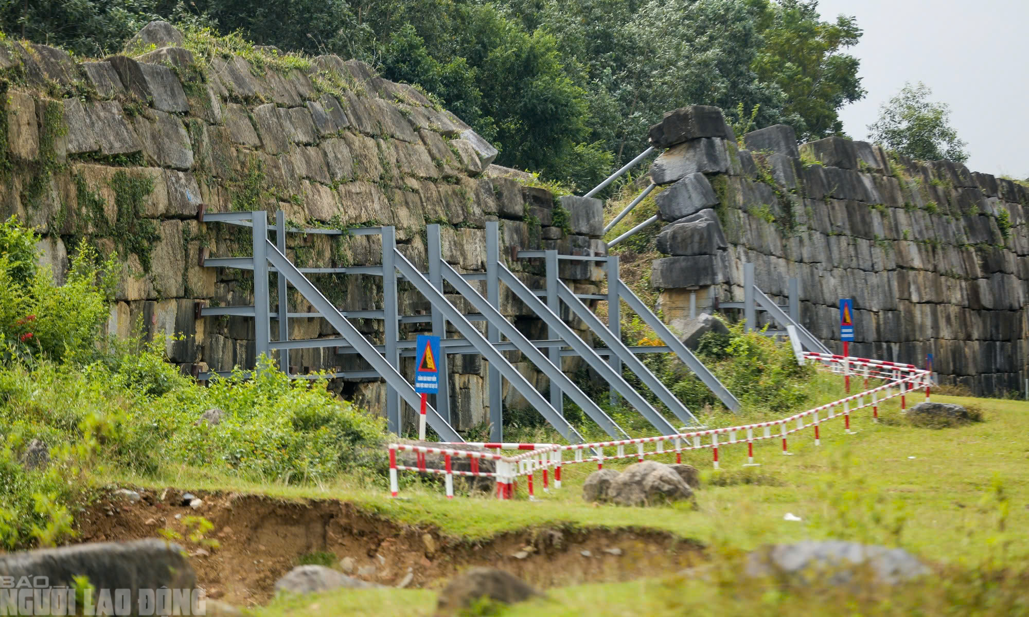 Dựng khung sắt chống sạt lở tường thành đá 600 năm tuổi ở Thanh Hóa - Ảnh 3.