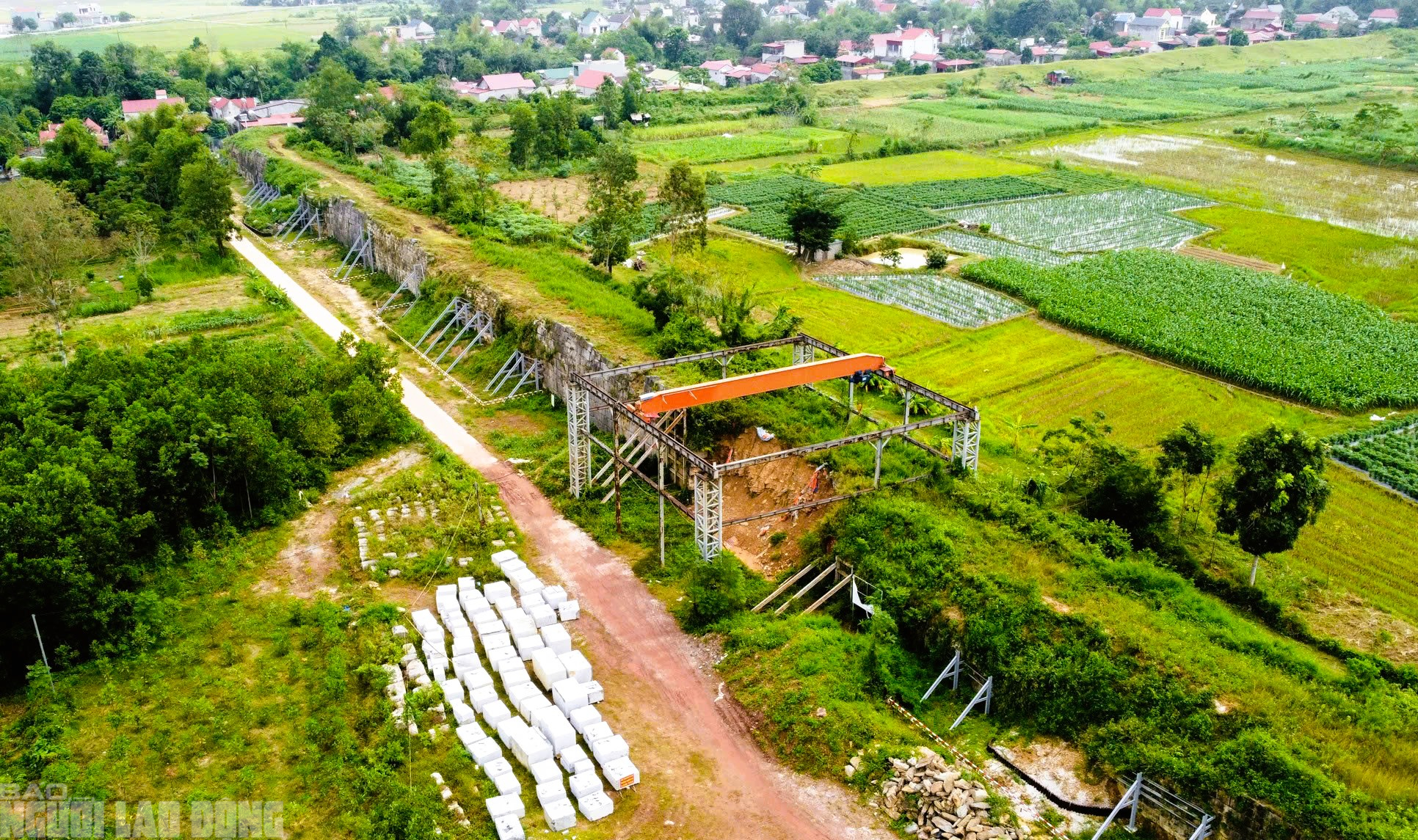 Dựng khung sắt chống sạt lở tường thành đá 600 năm tuổi ở Thanh Hóa - Ảnh 4.