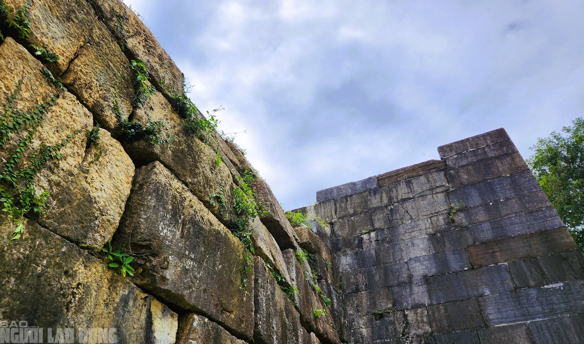 Dựng khung sắt chống sạt lở tường thành đá 600 năm tuổi ở Thanh Hóa - Ảnh 8.