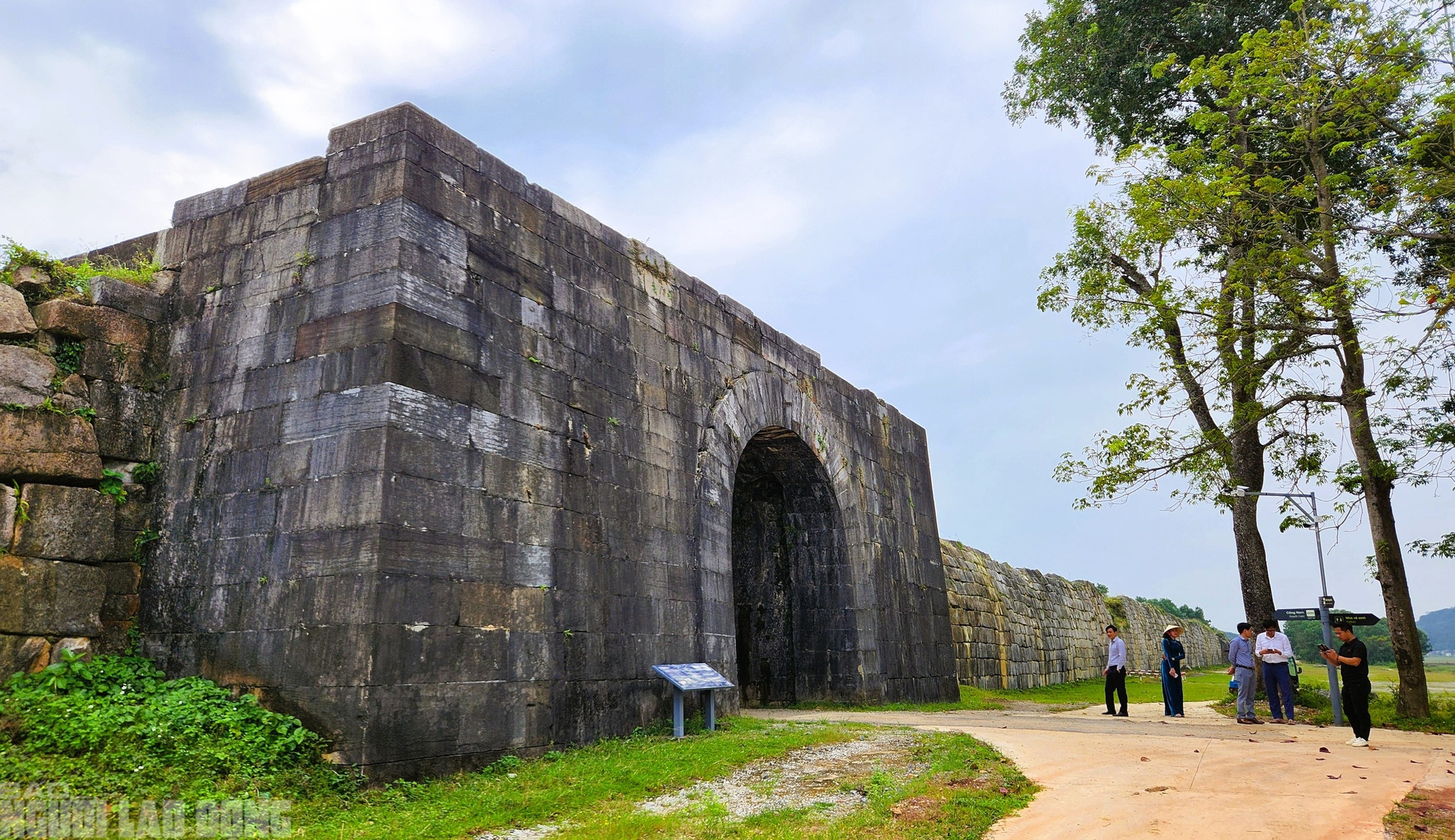 Dựng khung sắt chống sạt lở tường thành đá 600 năm tuổi ở Thanh Hóa - Ảnh 9.
