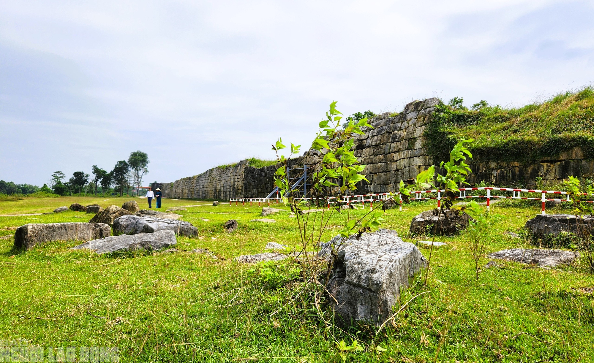 Dựng khung sắt chống sạt lở tường thành đá 600 năm tuổi ở Thanh Hóa - Ảnh 10.