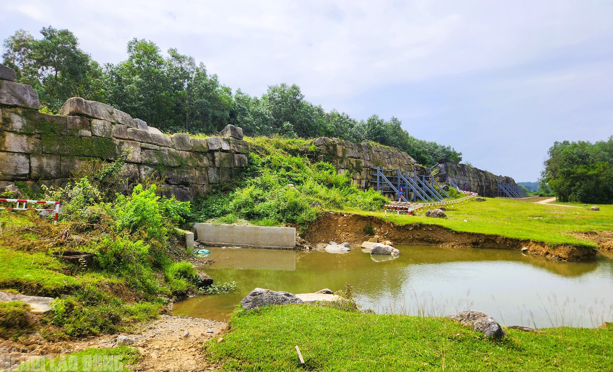 Dựng khung sắt chống sạt lở tường thành đá 600 năm tuổi ở Thanh Hóa - Ảnh 11.