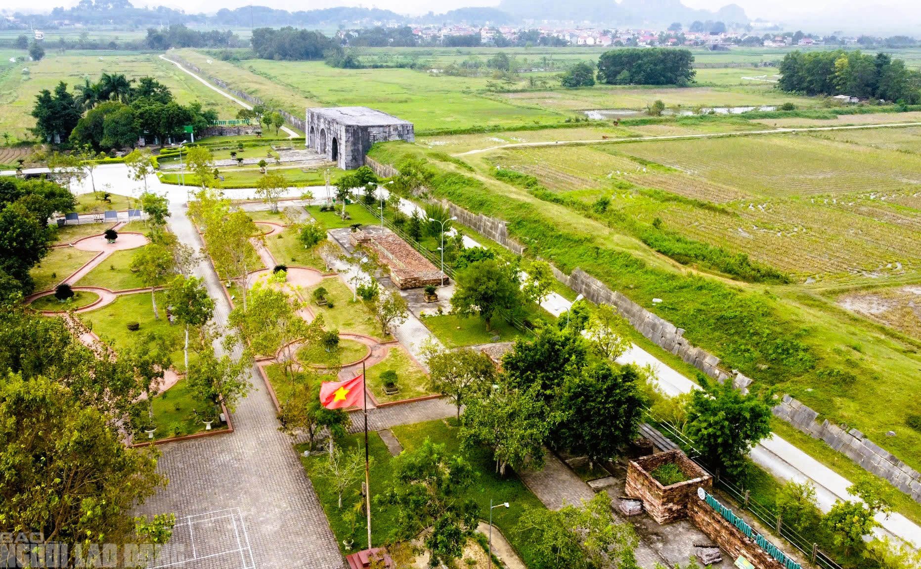 Dựng khung sắt chống sạt lở tường thành đá 600 năm tuổi ở Thanh Hóa - Ảnh 12.