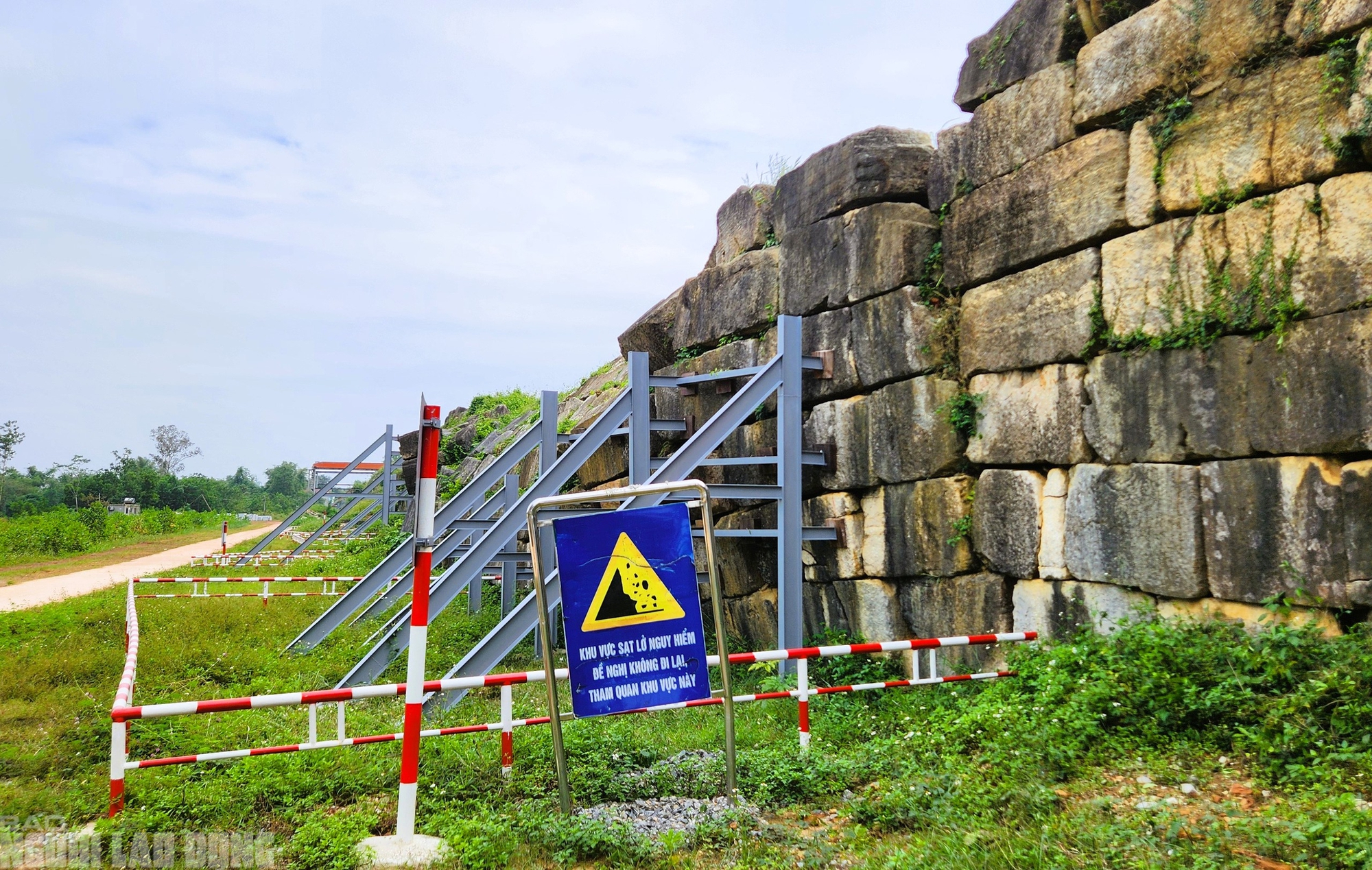 Dựng khung sắt chống sạt lở tường thành đá 600 năm tuổi ở Thanh Hóa - Ảnh 5.