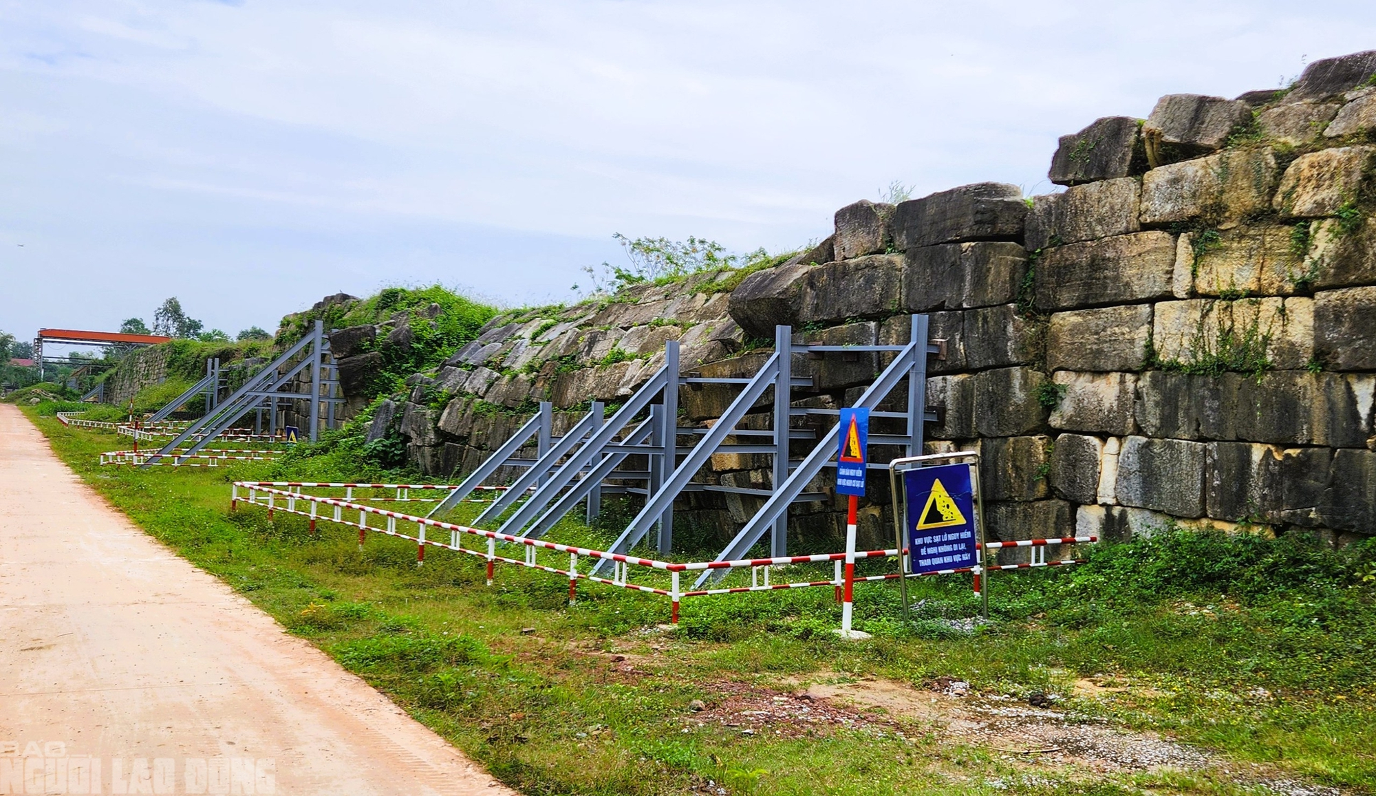 Dựng khung sắt chống sạt lở tường thành đá 600 năm tuổi ở Thanh Hóa - Ảnh 7.