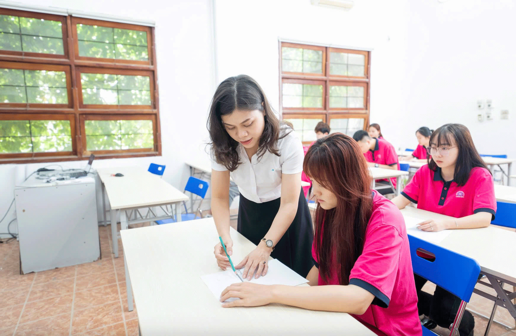 Tạo động lực cho công nhân làm việc - Ảnh 1.