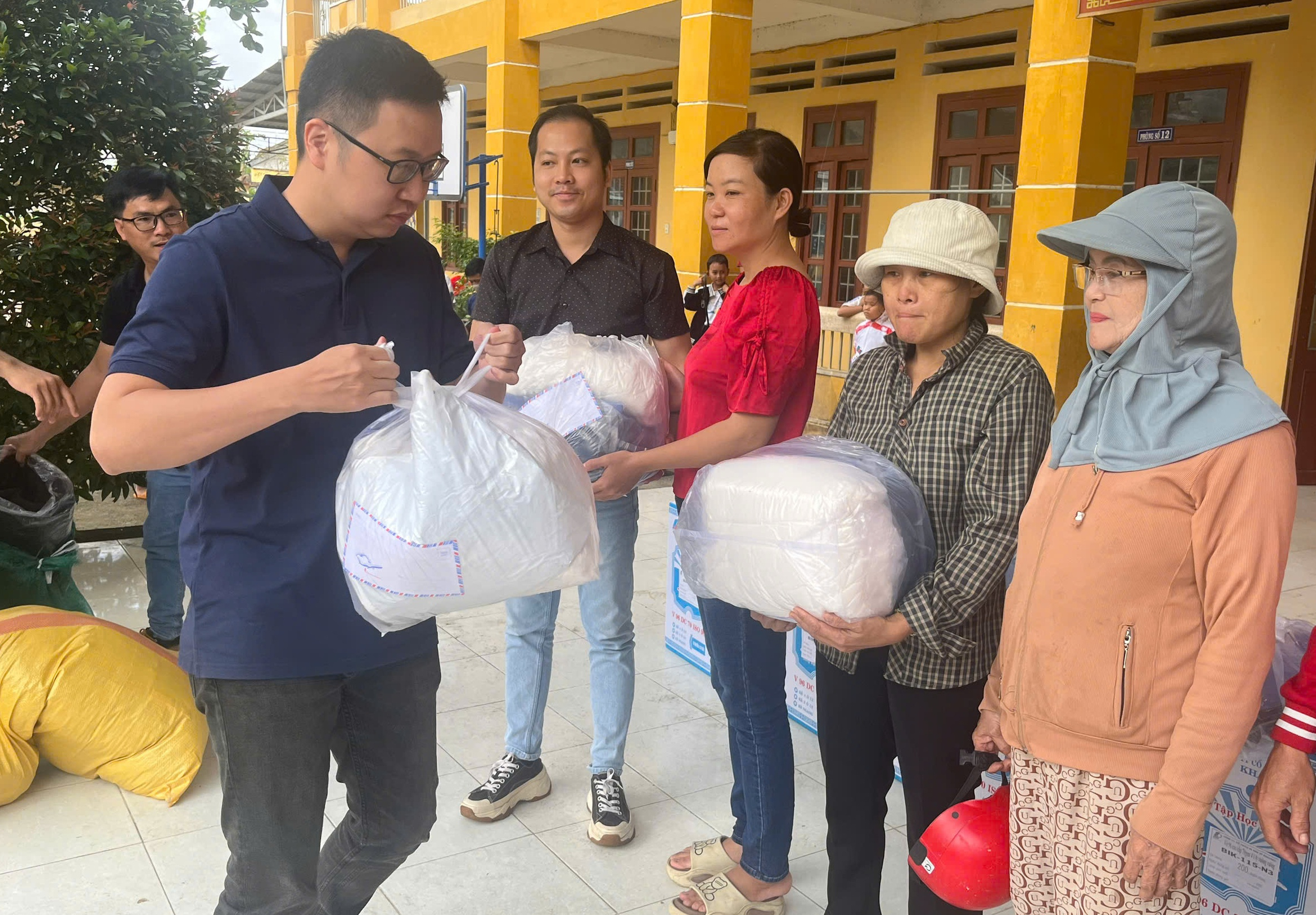 Đem yêu thương đến với vùng lũ Phú Yên - Ảnh 4.