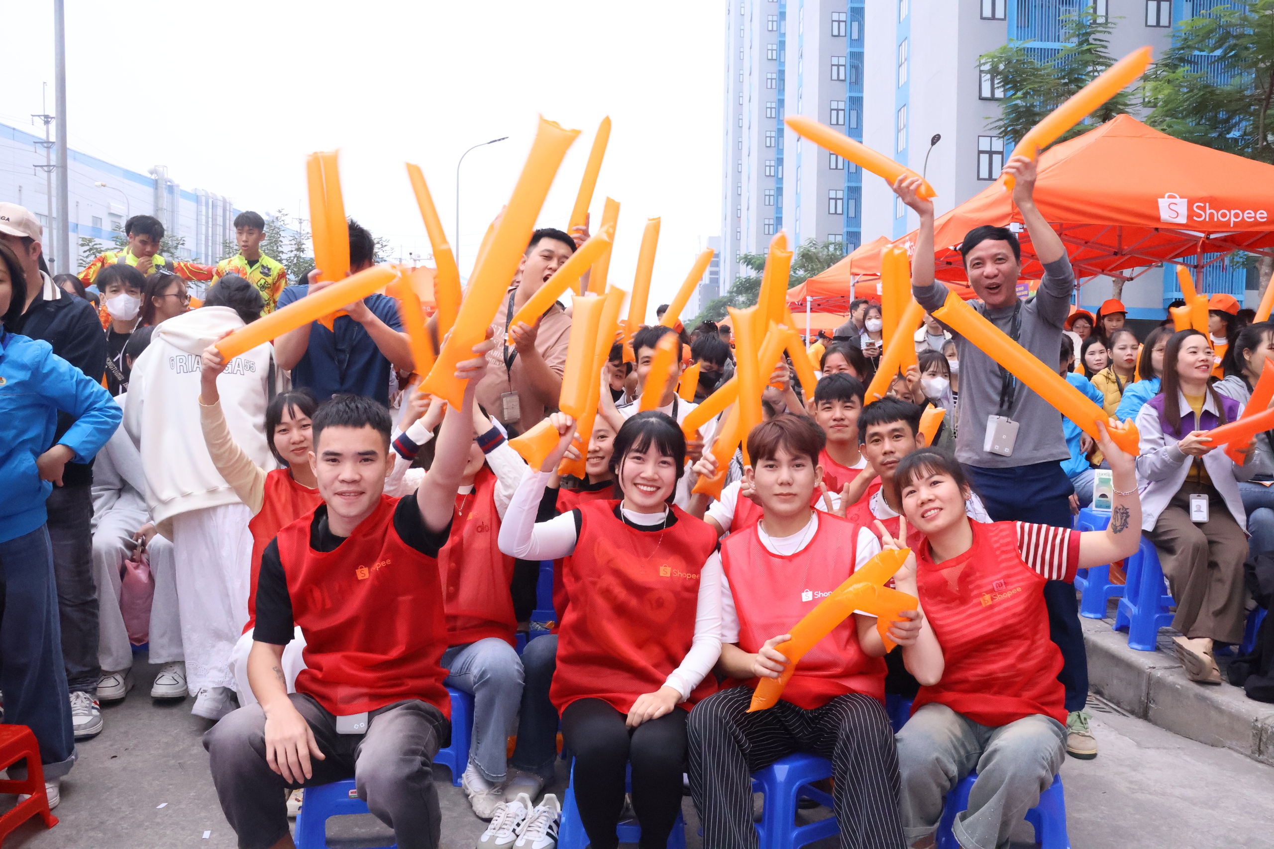 Người lao động "cháy hết mình" tại chương trình "Công xưởng hạnh phúc" - Ảnh 1.