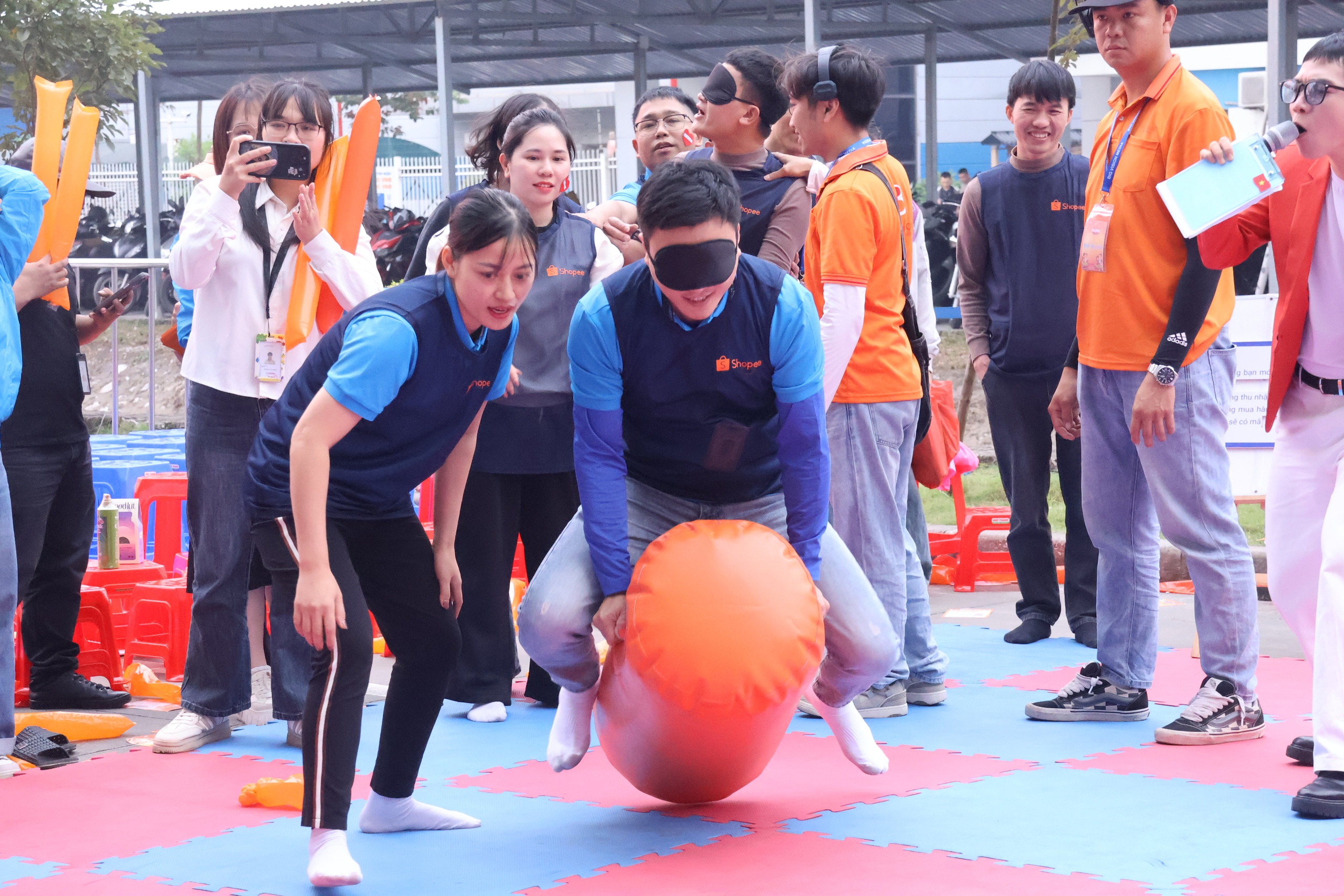 Người lao động "cháy hết mình" tại chương trình "Công xưởng hạnh phúc" - Ảnh 4.