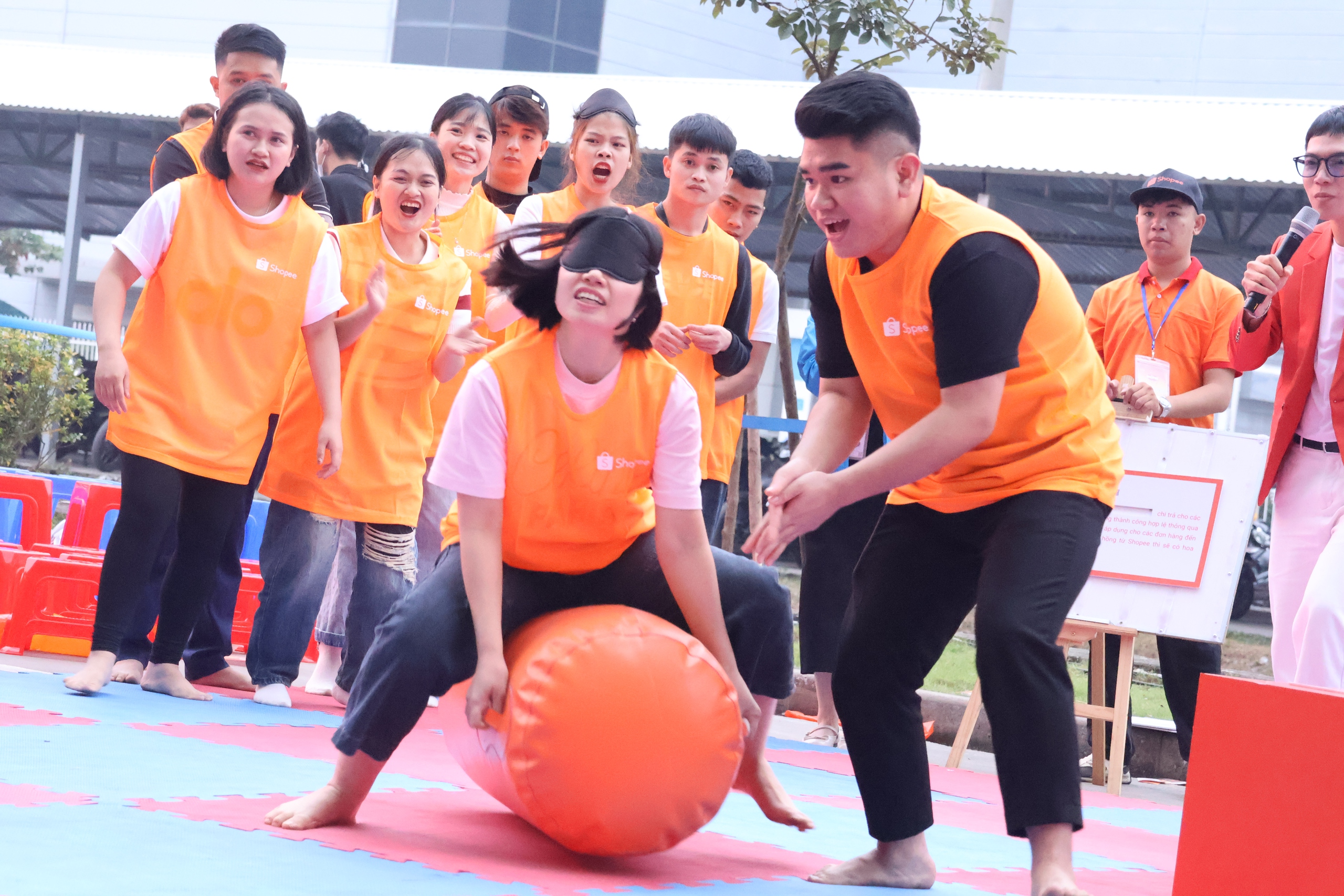 Người lao động "cháy hết mình" tại chương trình "Công xưởng hạnh phúc" - Ảnh 5.