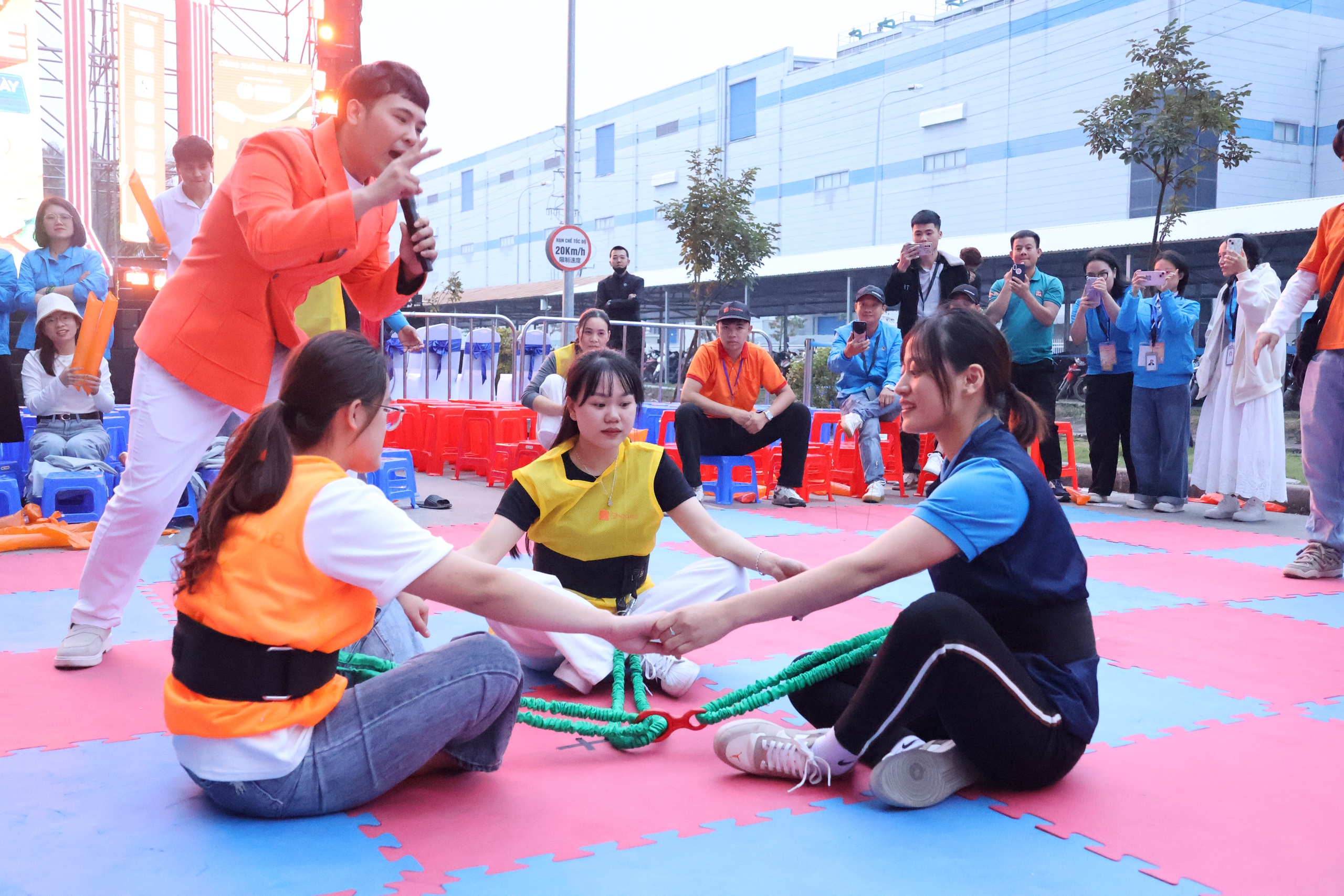 Người lao động "cháy hết mình" tại chương trình "Công xưởng hạnh phúc" - Ảnh 6.