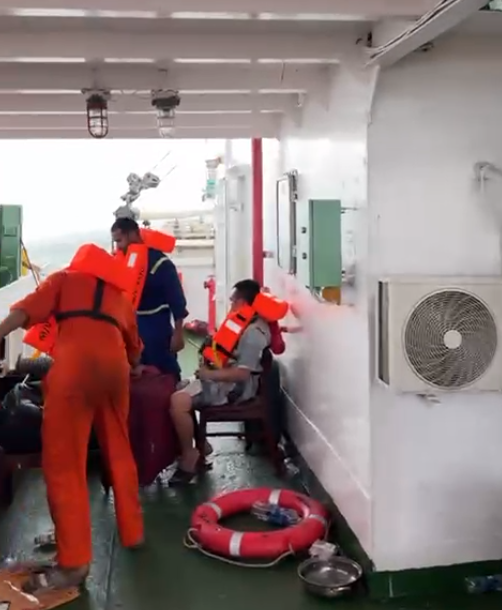 Cứu nạn thành công 13 thuyền viên Việt Nam trên tàu KAYO ở Malaysia - Ảnh 1. Cứu nạn thành công 13 thuyền viên Việt Nam trên tàu KAYO ở Malaysia - Ảnh 1.