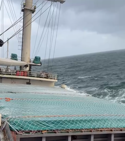 Cứu nạn thành công 13 thuyền viên Việt Nam trên tàu KAYO ở Malaysia - Ảnh 2. Cứu nạn thành công 13 thuyền viên Việt Nam trên tàu KAYO ở Malaysia - Ảnh 2.