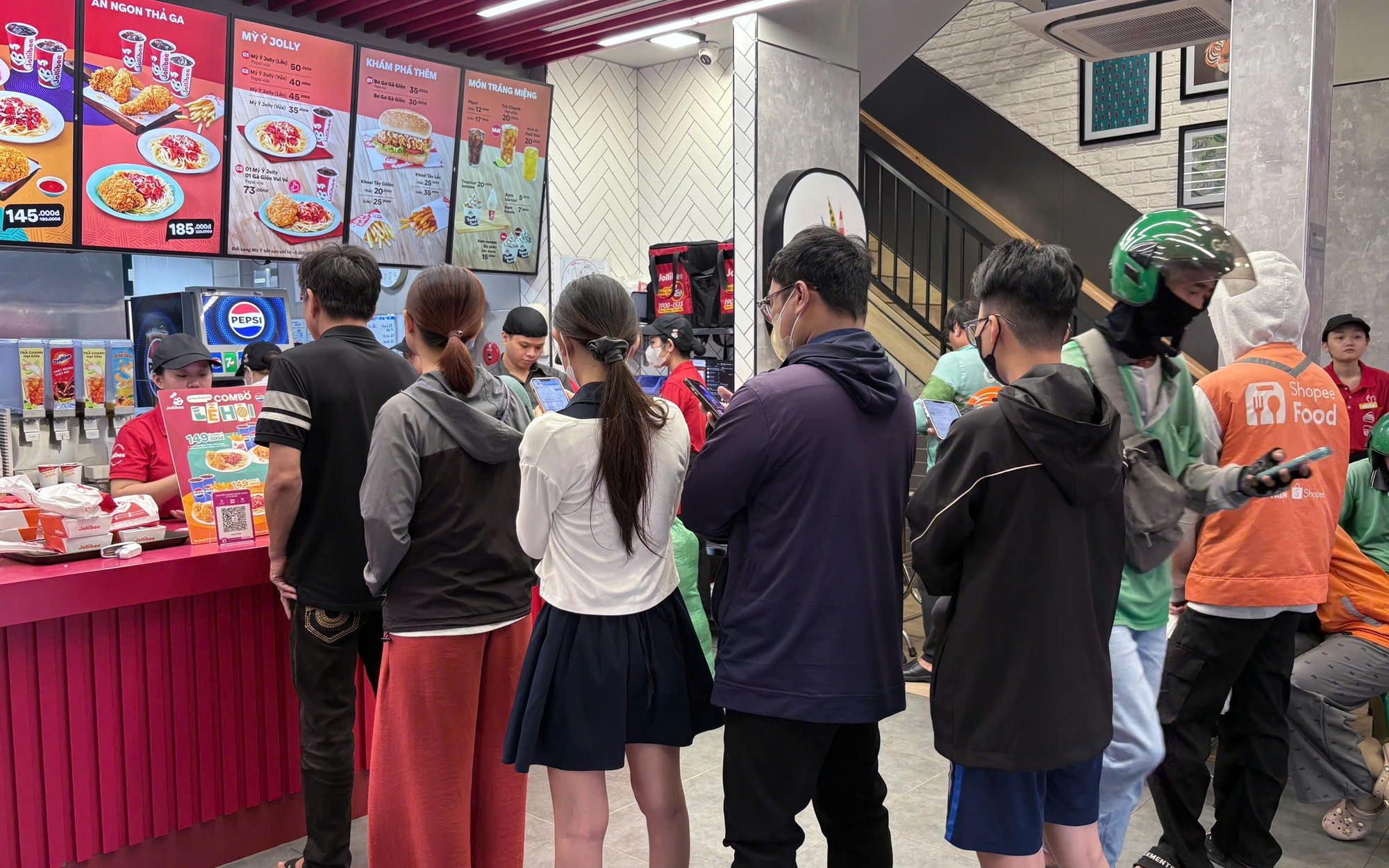 Điều gì khiến chiến dịch "săn tuần lộc" của Jolliee gây sốt trên mạng xã hội? - Ảnh 2.