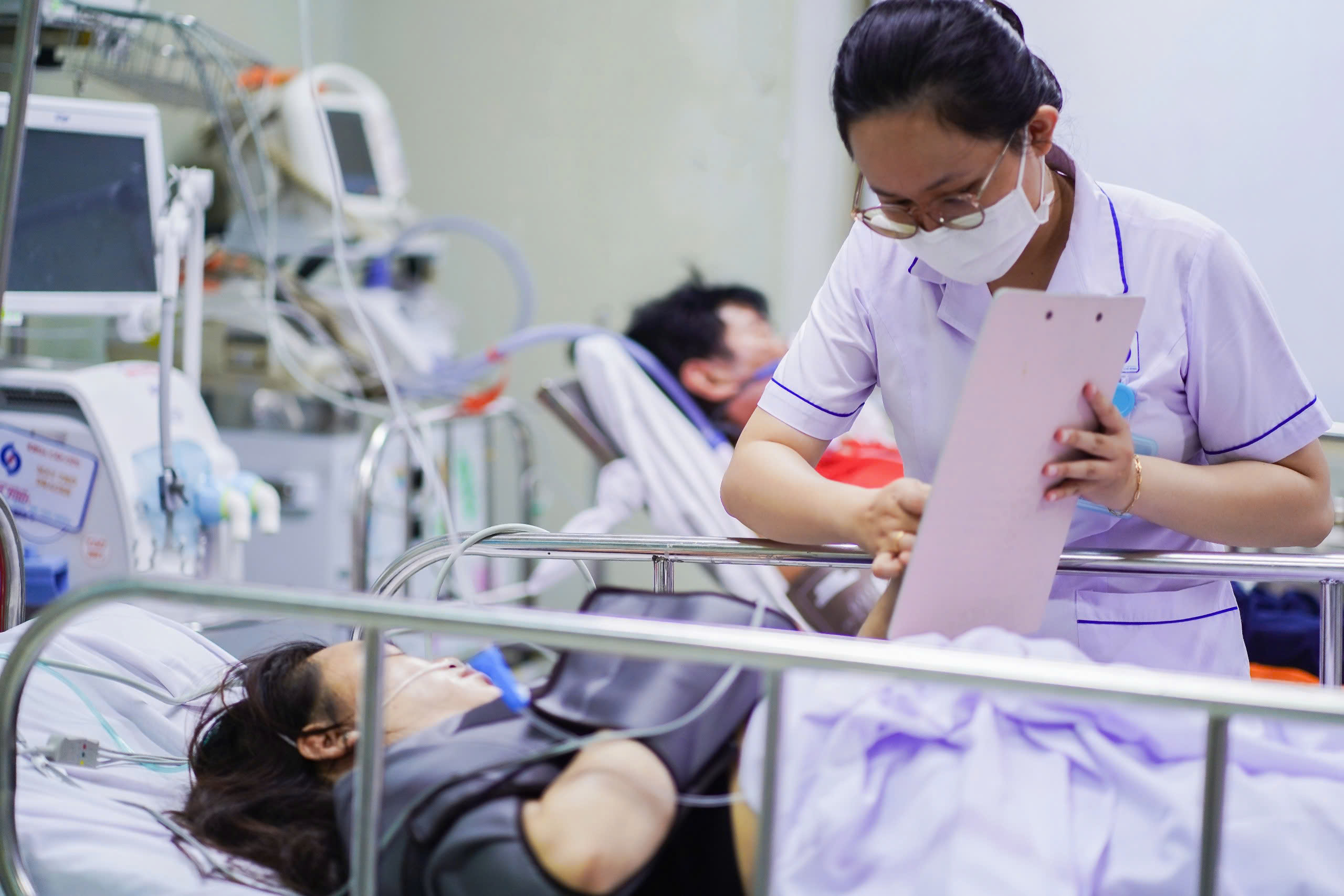 Sức khoẻ 2 nạn nhân vụ cháy quán ăn hiện ra sao? - Ảnh 1.