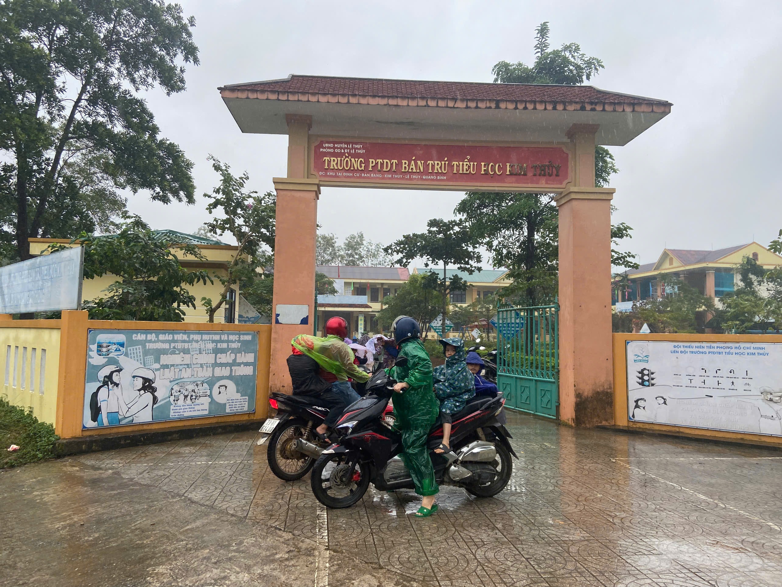 Phó hiệu trưởng Đỗ Thị Hồng Huế và những xáo trộn tại trường Tiểu học Kim thủy - Ảnh 1. Phó hiệu trưởng Đỗ Thị Hồng Huế và những xáo trộn tại trường Tiểu học Kim thủy - Ảnh 1.