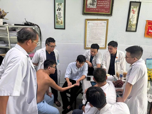 Vị bác sĩ có đôi bàn tay tài hoa - Ảnh 2.