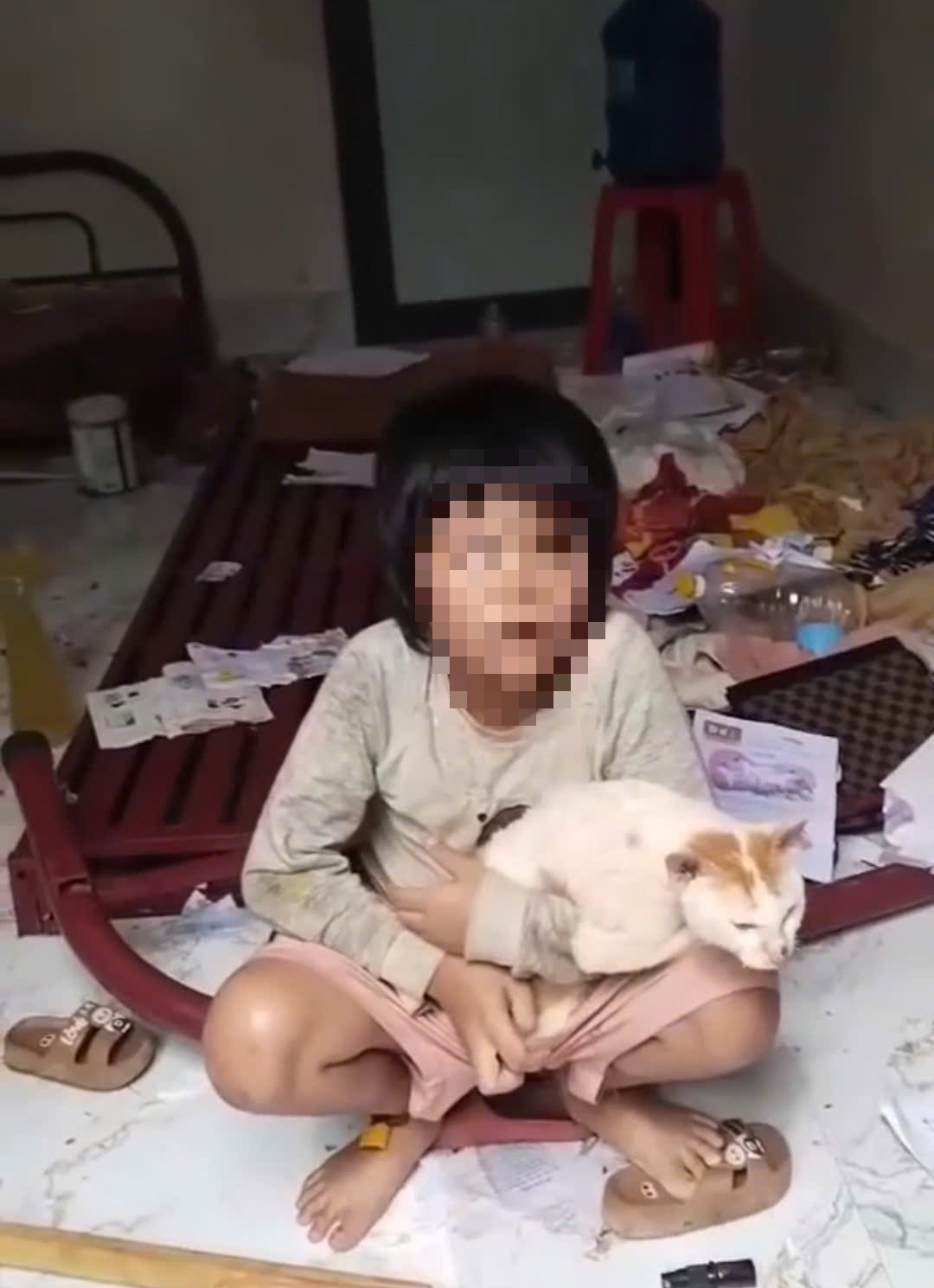 Tâm sự thầy giáo giải cứu Hai cháu nhỏ bị nhốt trong phòng bẩn thỉu - Ảnh 2. Tâm sự thầy giáo giải cứu Hai cháu nhỏ bị nhốt trong phòng bẩn thỉu - Ảnh 2.