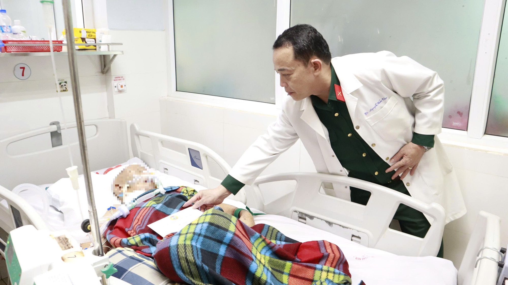 Đại tá quân đội tiết lộ khoảnh khắc chiến sĩ áo trắng và áo xanh cứu 60 mạng người - Ảnh 4. Đại tá quân đội tiết lộ khoảnh khắc chiến sĩ áo trắng và áo xanh cứu 60 mạng người - Ảnh 4.