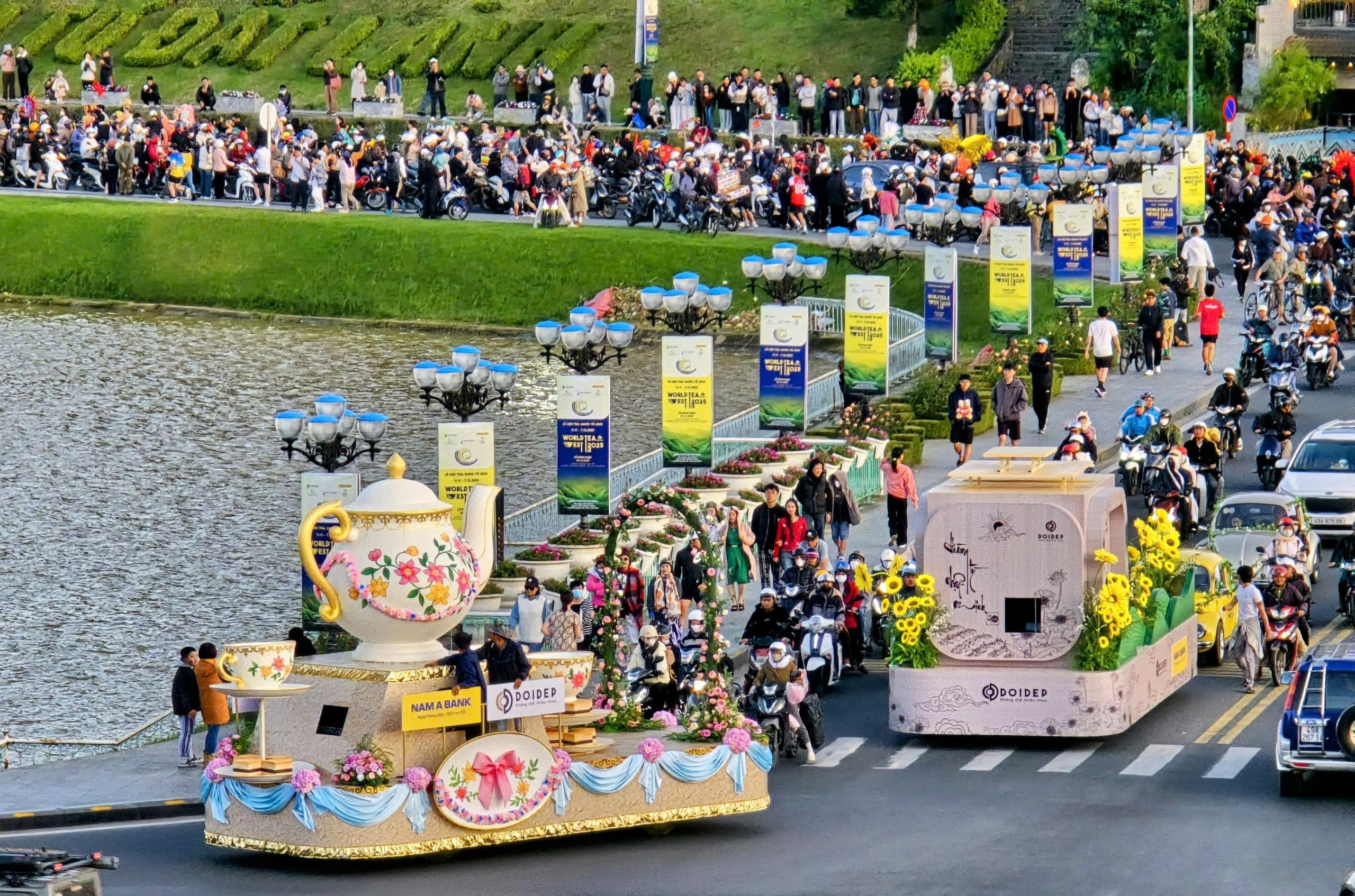 Gần 80 người đẹp, 20 xe cổ diễu hành ở Đà Lạt - Ảnh 10.