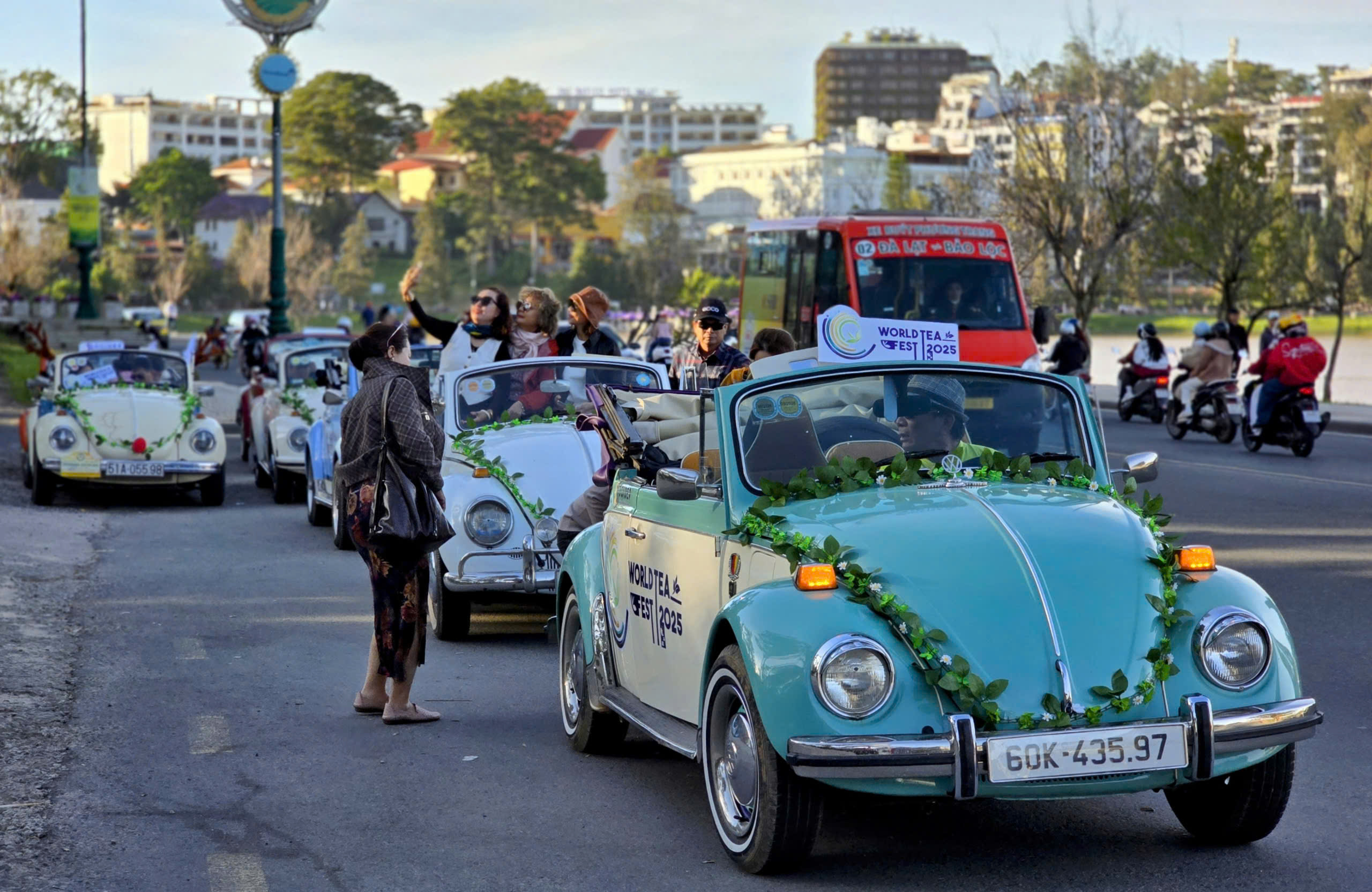 Gần 80 người đẹp, 20 xe cổ diễu hành ở Đà Lạt - Ảnh 2.