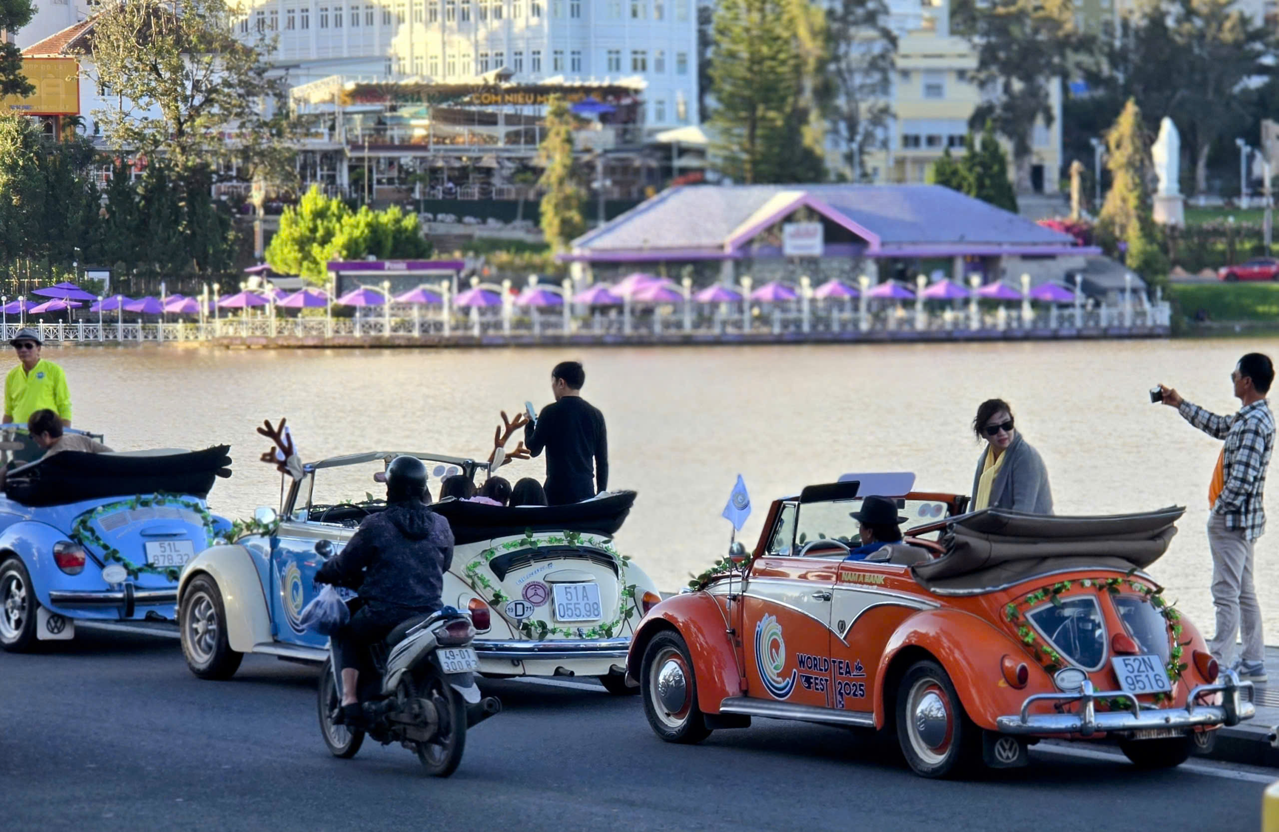 Gần 80 người đẹp, 20 xe cổ diễu hành ở Đà Lạt - Ảnh 3.