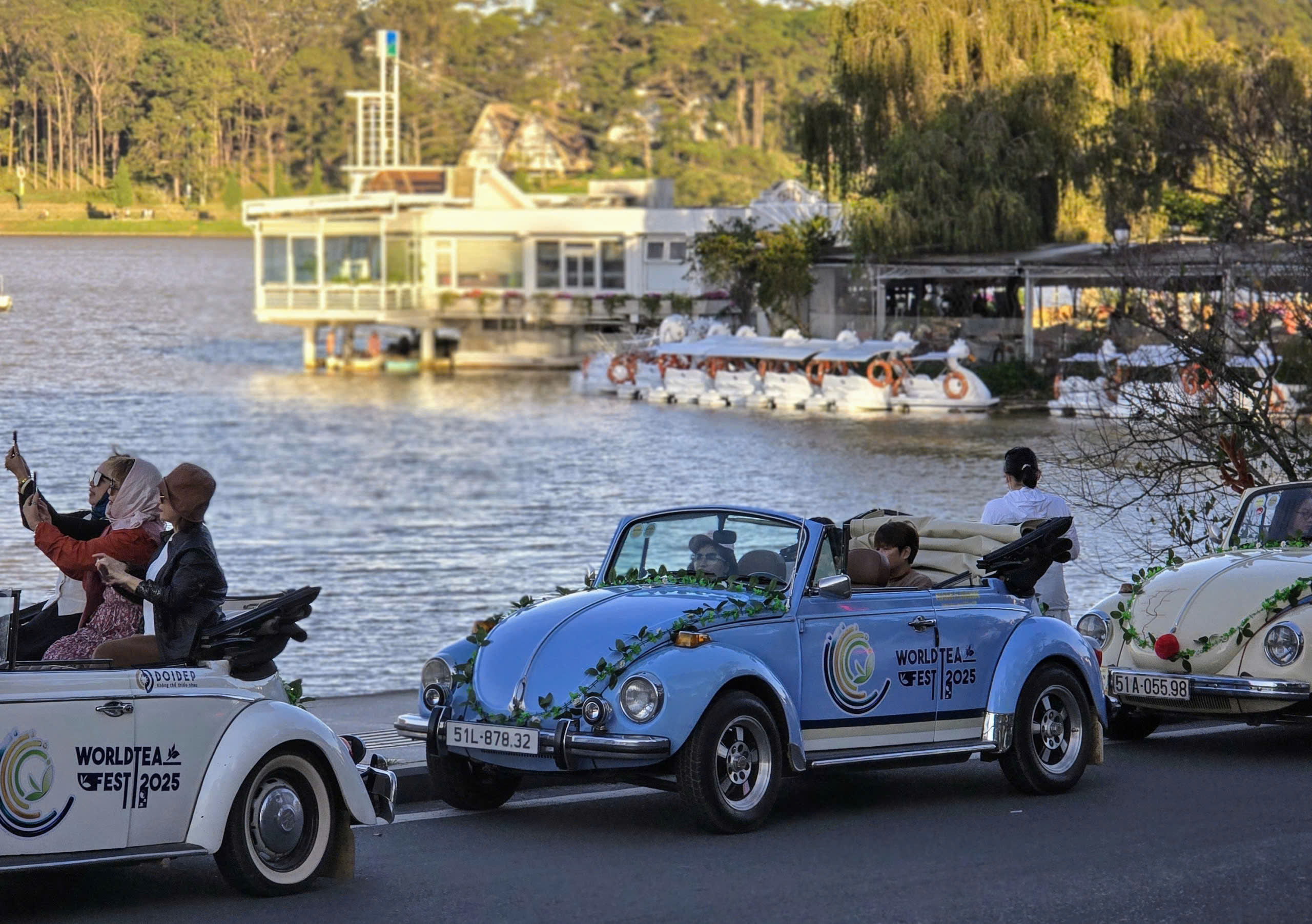 Gần 80 người đẹp, 20 xe cổ diễu hành ở Đà Lạt - Ảnh 4.