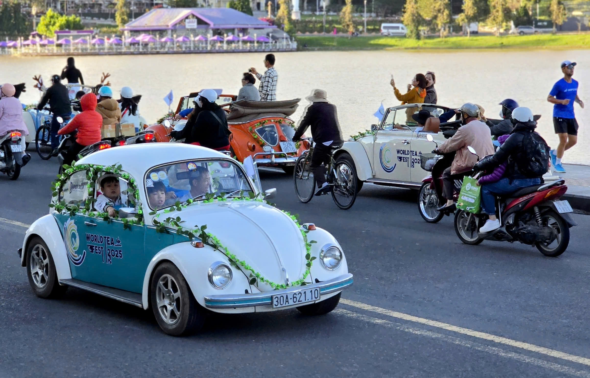 Gần 80 người đẹp, 20 xe cổ diễu hành ở Đà Lạt - Ảnh 5.