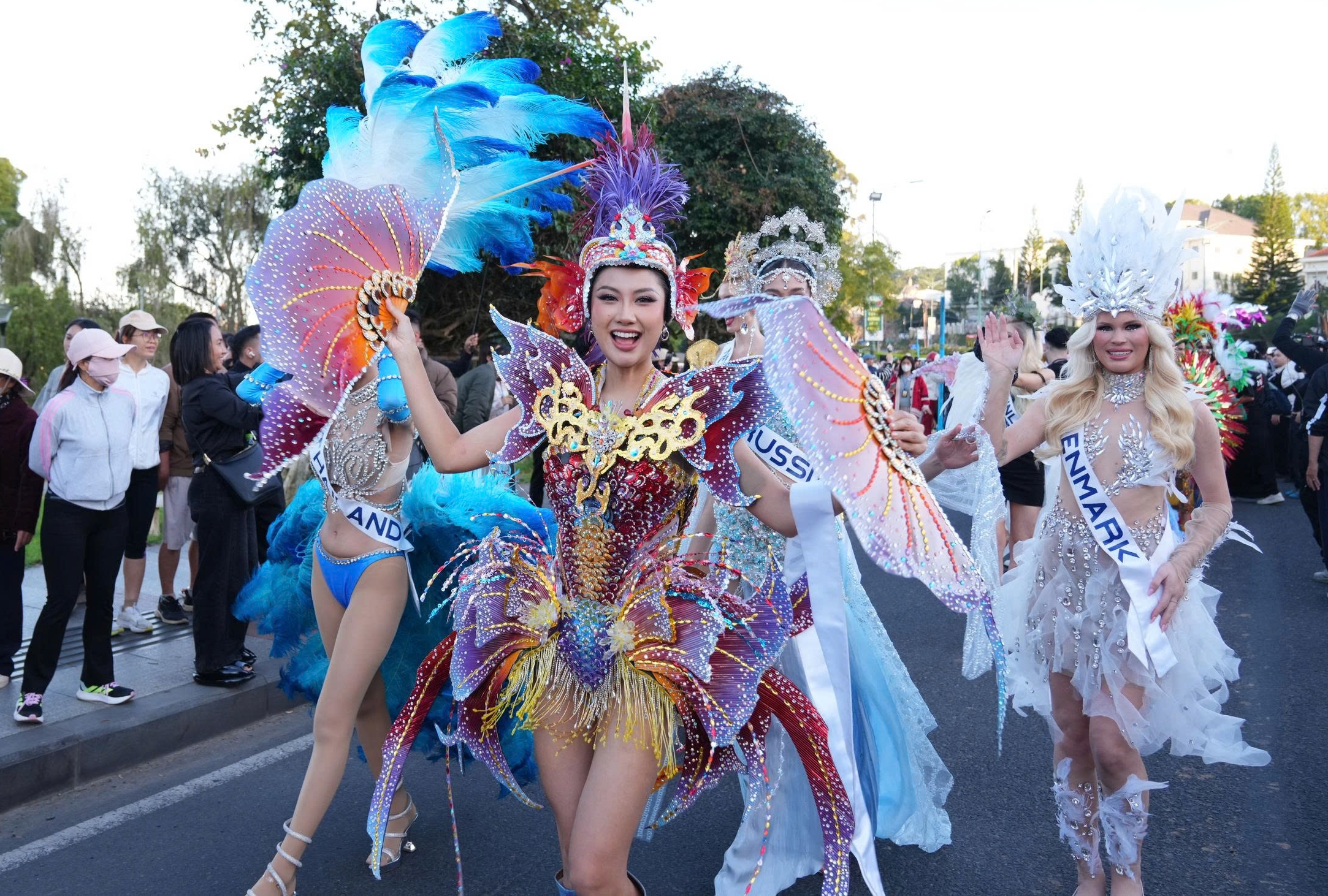 Gần 80 người đẹp, 20 xe cổ diễu hành ở Đà Lạt - Ảnh 6.