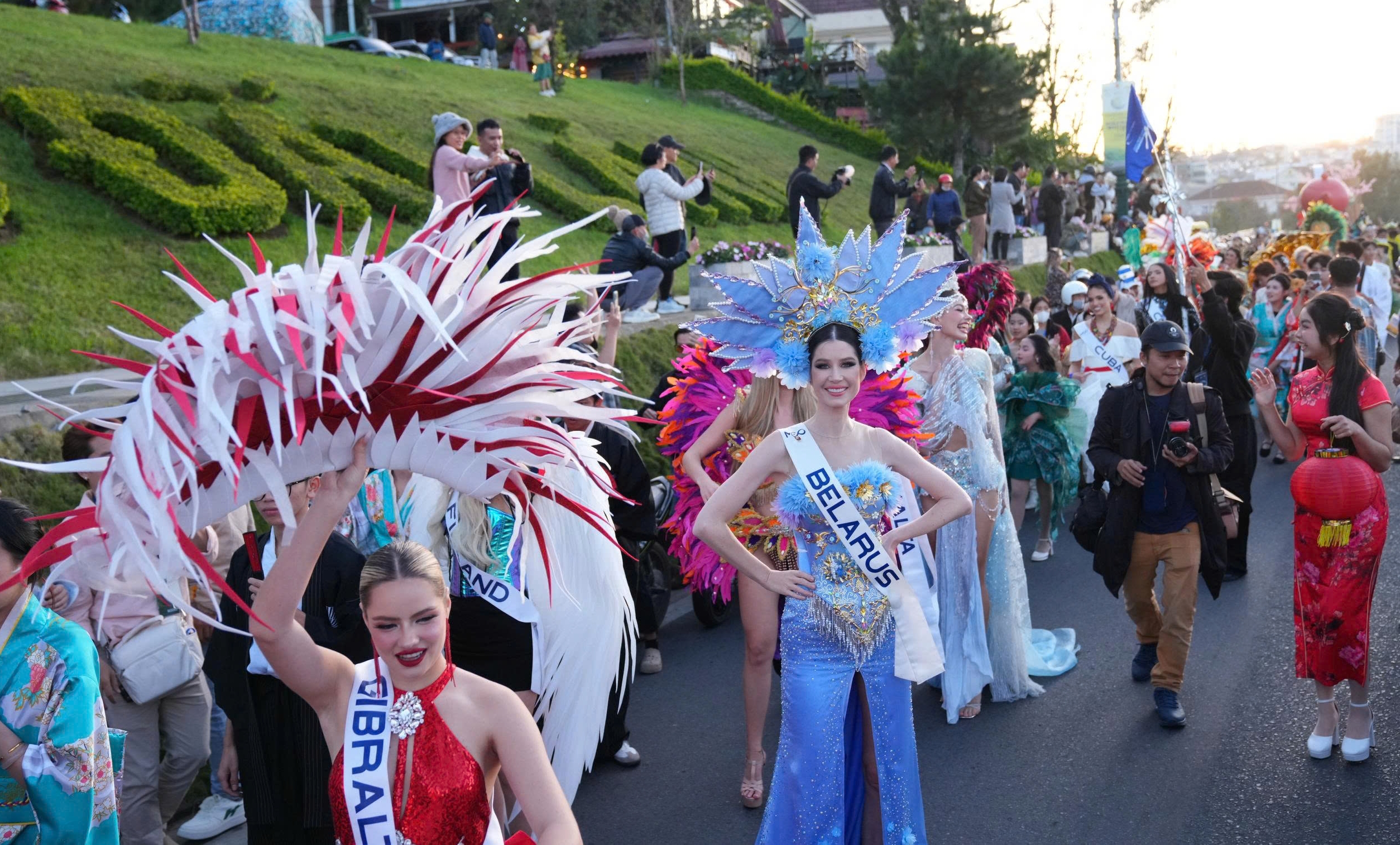 Gần 80 người đẹp, 20 xe cổ diễu hành ở Đà Lạt - Ảnh 7.