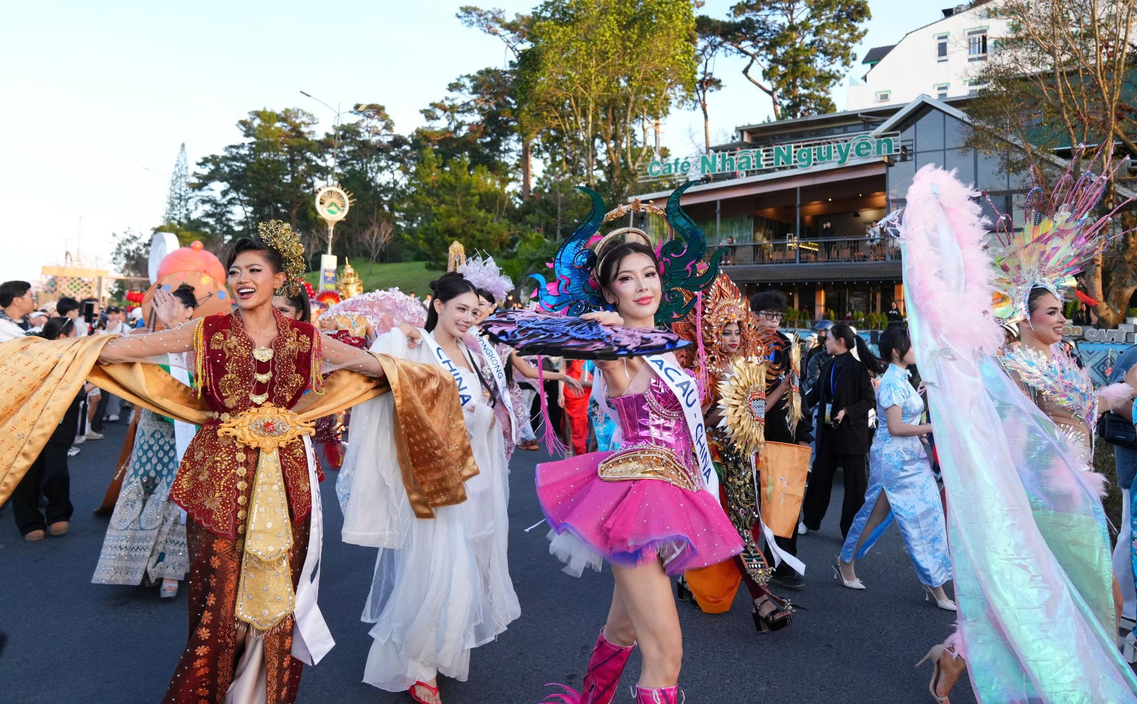 Gần 80 người đẹp, 20 xe cổ diễu hành ở Đà Lạt - Ảnh 8.