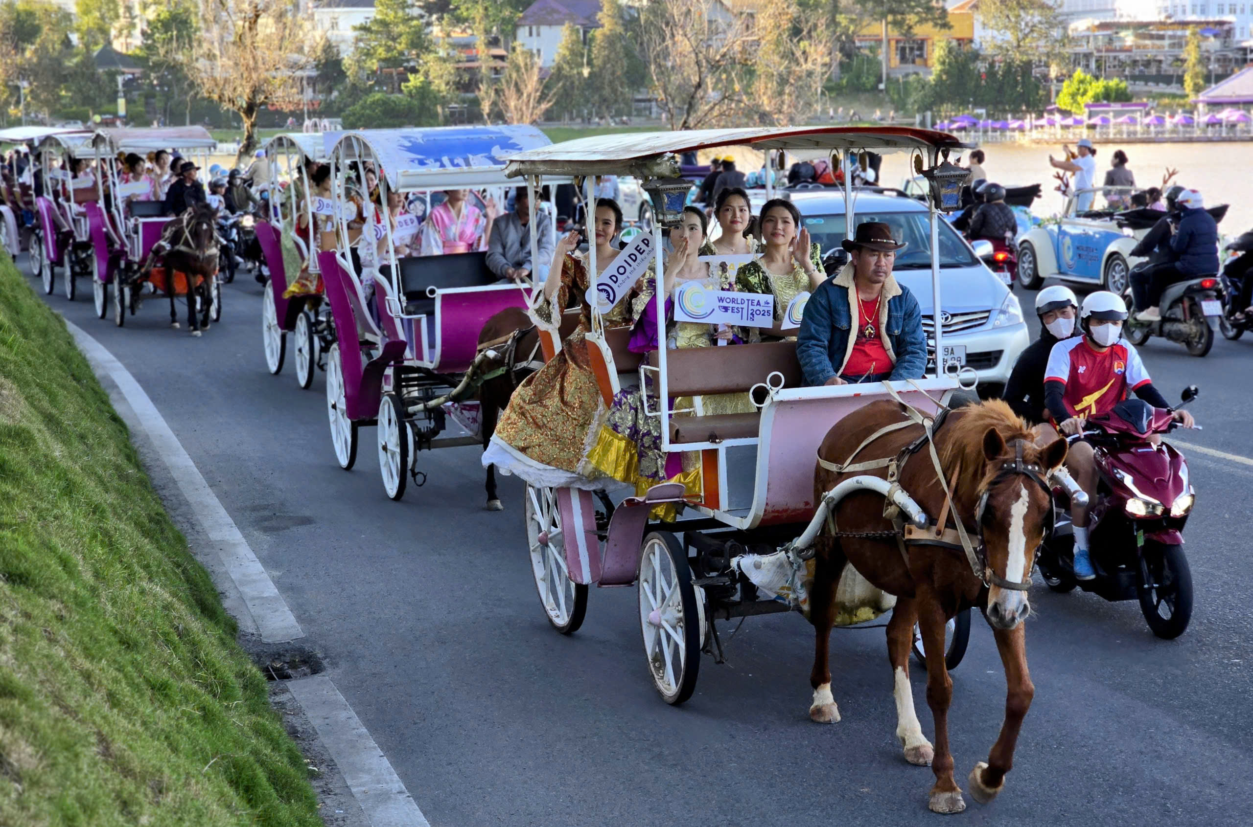 Gần 80 người đẹp, 20 xe cổ diễu hành ở Đà Lạt - Ảnh 9.