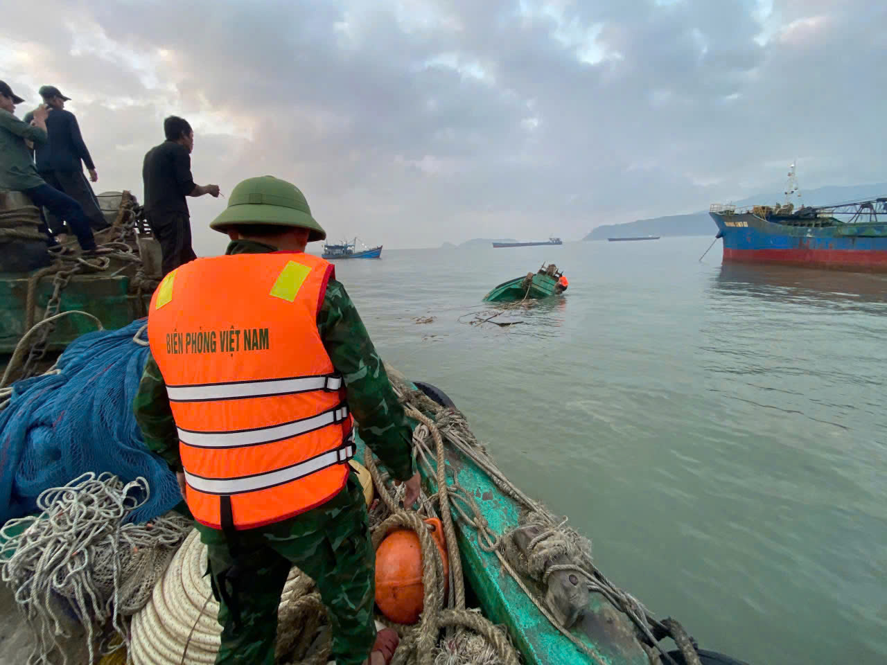 Tàu cá chở 4 ngư dân chìm gần đảo Hòn La lúc sáng sớm - Ảnh 1.