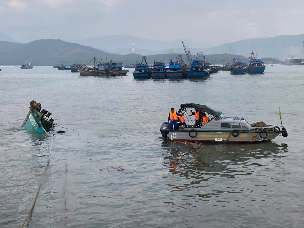 Tàu cá chở 4 ngư dân chìm gần đảo Hòn La lúc sáng sớm - Ảnh 3.