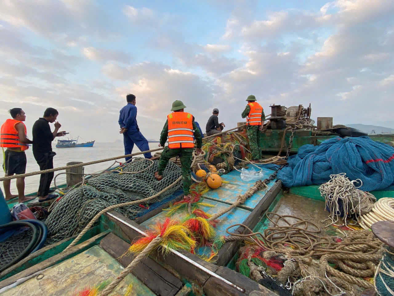 Tàu cá chở 4 ngư dân chìm gần đảo Hòn La lúc sáng sớm - Ảnh 2.
