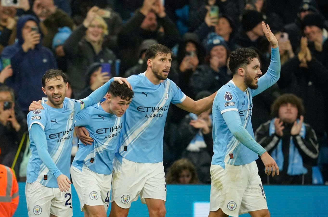 Tình thế đảo chiều trong cuộc đua Ngoại hạng - Ảnh 3.