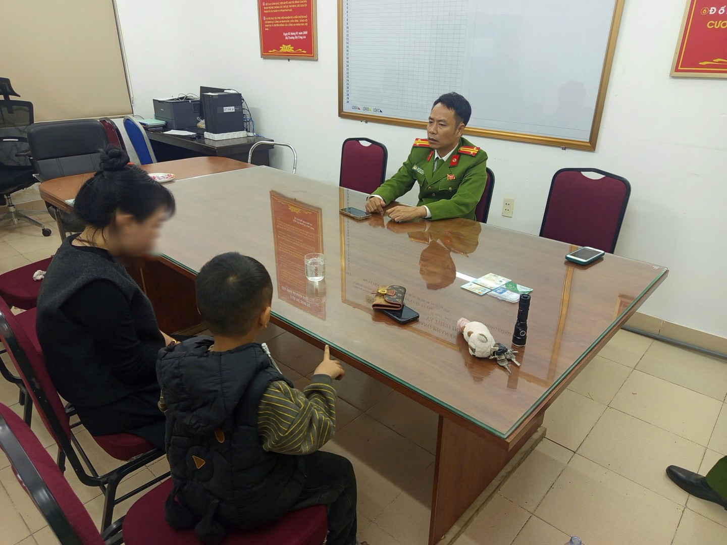 Người mẹ trẻ định nhảy cầu tự tử cùng con trai 4 tuổi Sau khi Chồng mất - Ảnh 2.