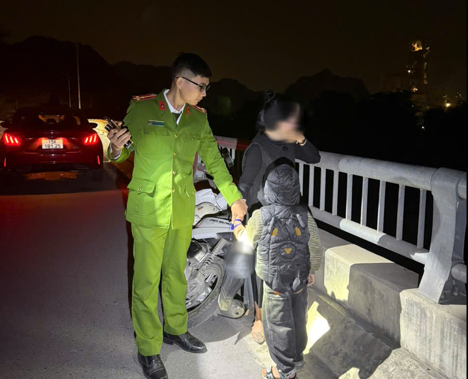 Chồng chết, người vợ trẻ suy nghĩ tiêu cực, ôm con trai 4 tuổi định nhảy cầu tự tử - Ảnh 1.