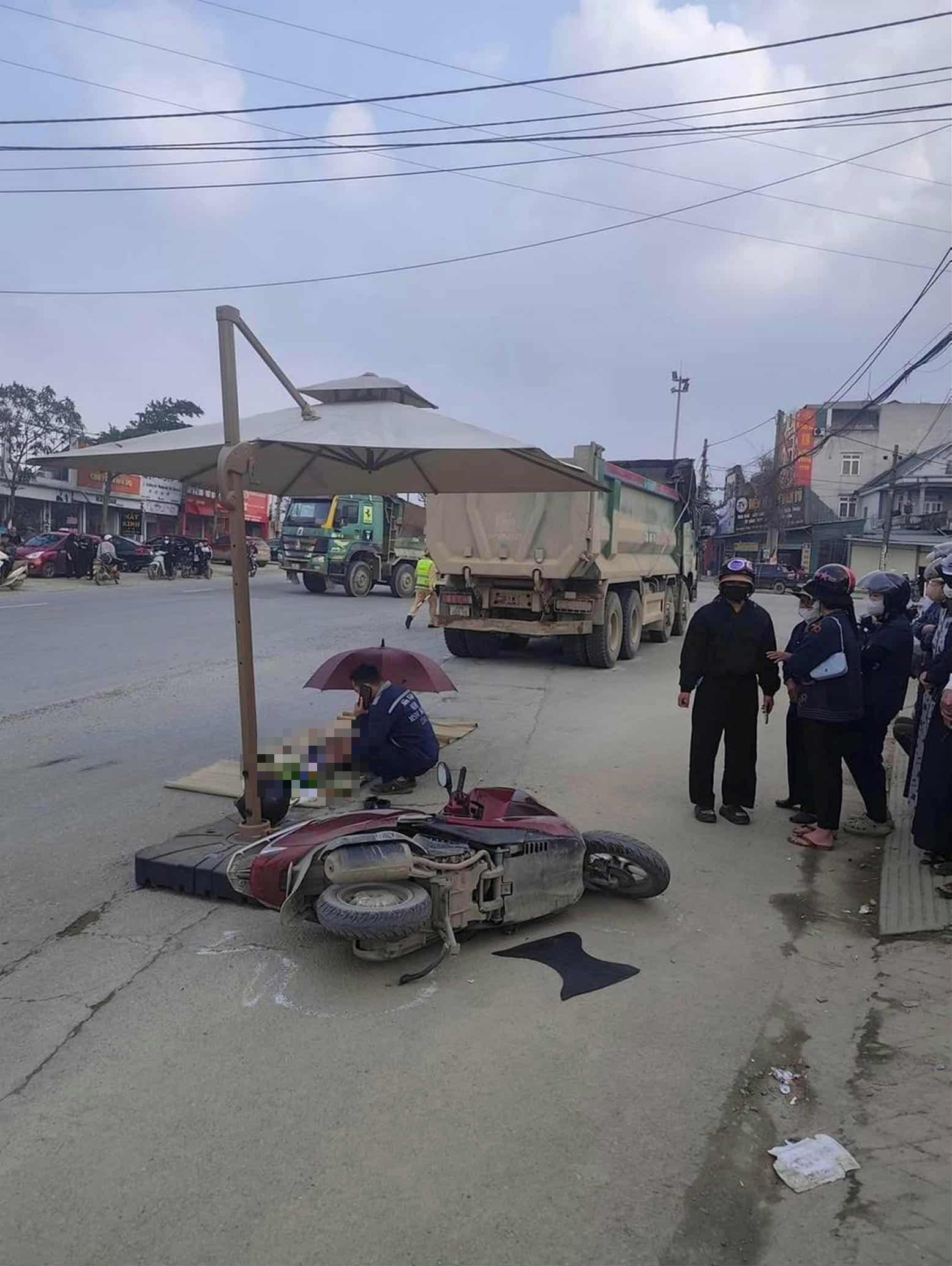 Người phụ nữ điều khiển xe máy tử vong thương tâm sau cú va chạm với xe tải - Ảnh 1.