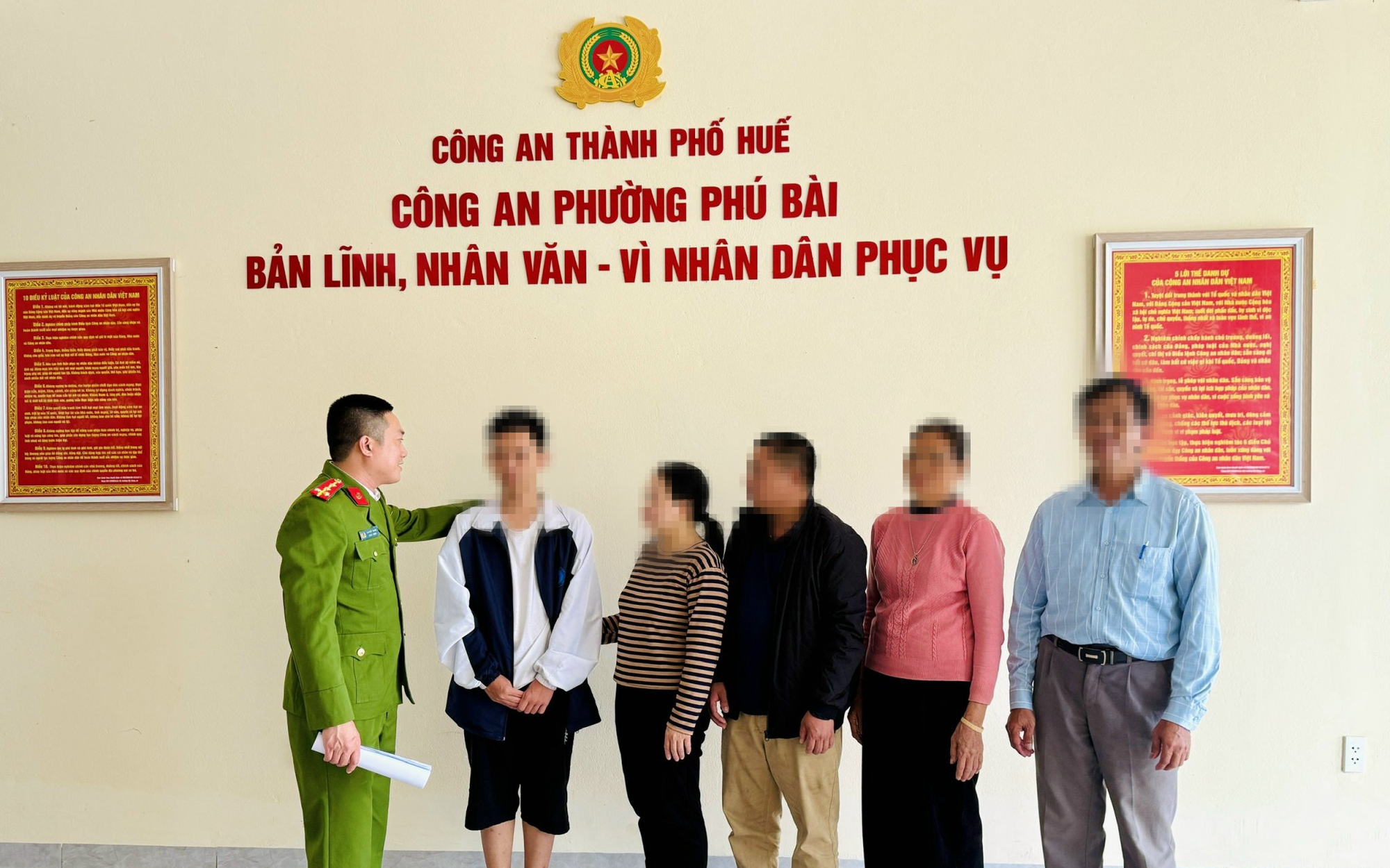 Giải cứu nam sinh khỏi bắt cóc online nhờ sự kịp thời của Công an phường Bình Định - Ảnh 2. Giải cứu nam sinh khỏi bắt cóc online nhờ sự kịp thời của Công an phường Bình Định - Ảnh 2.