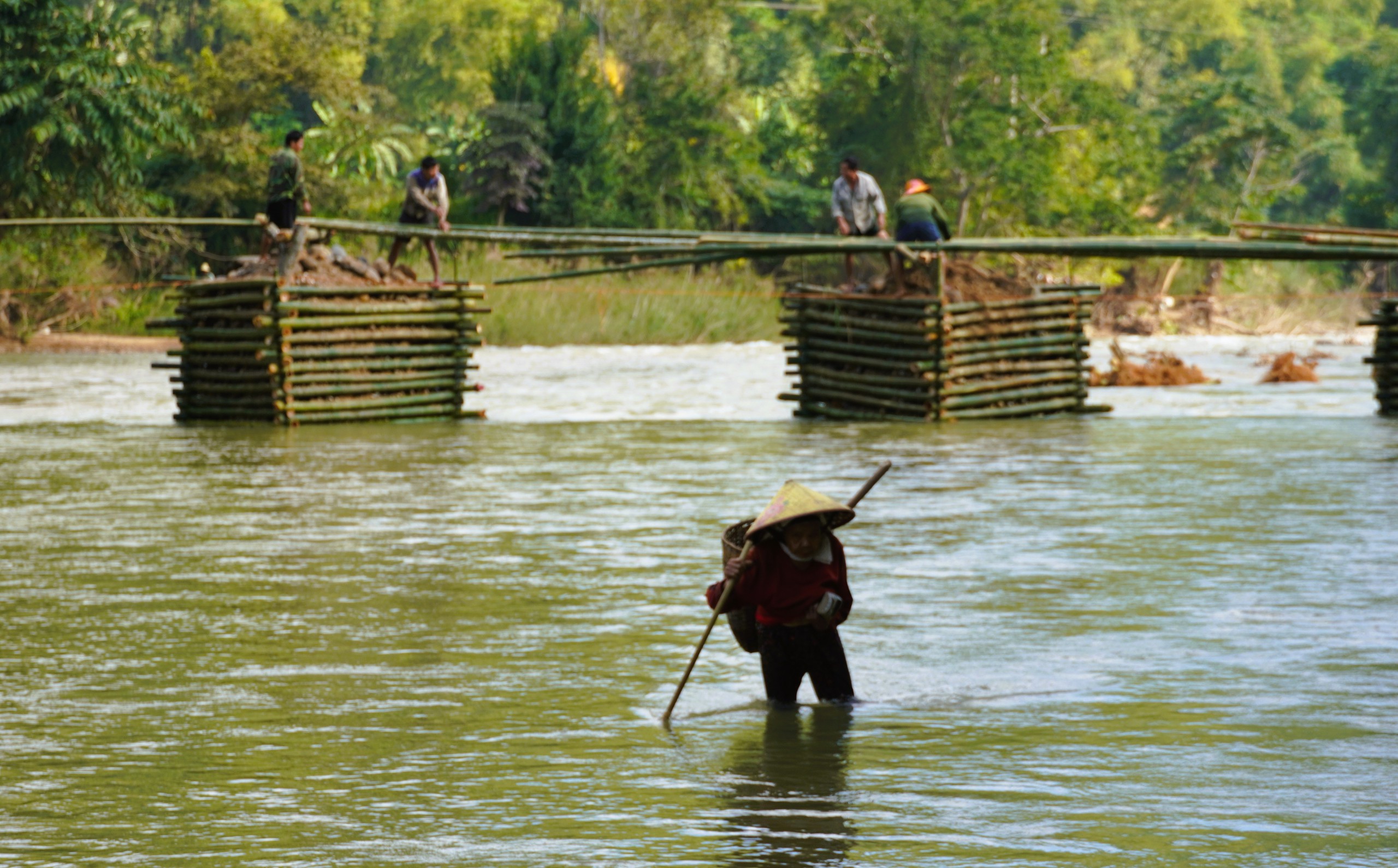 Cả bản cùng nhau dựng cầu vượt sông ở Thanh Hóa - Ảnh 4.