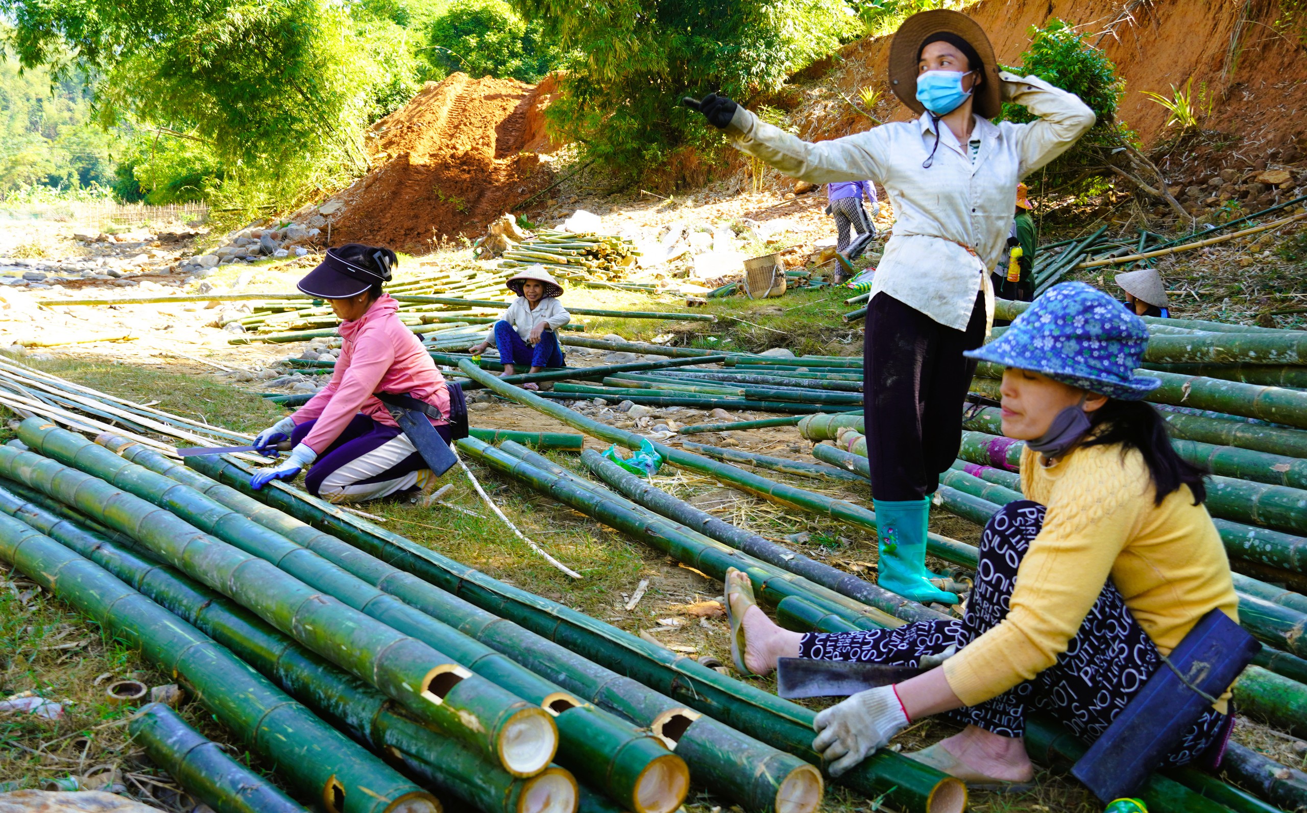 Cả bản cùng nhau dựng cầu vượt sông ở Thanh Hóa - Ảnh 2.