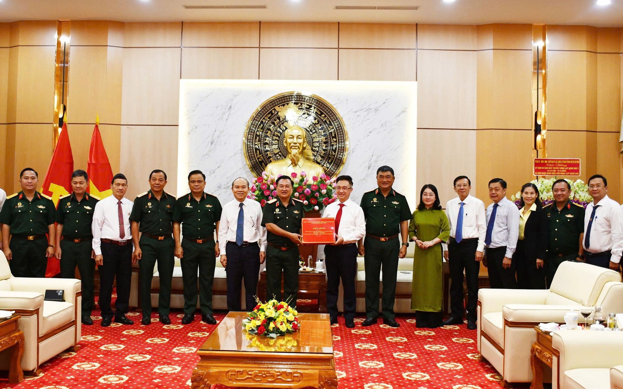 Chủ tịch nước Lương Cường dự lễ kỷ niệm 80 năm ng&agrave;y truyền thống Lực lượng vũ trang Qu&acirc;n khu 7 - Ảnh 4.